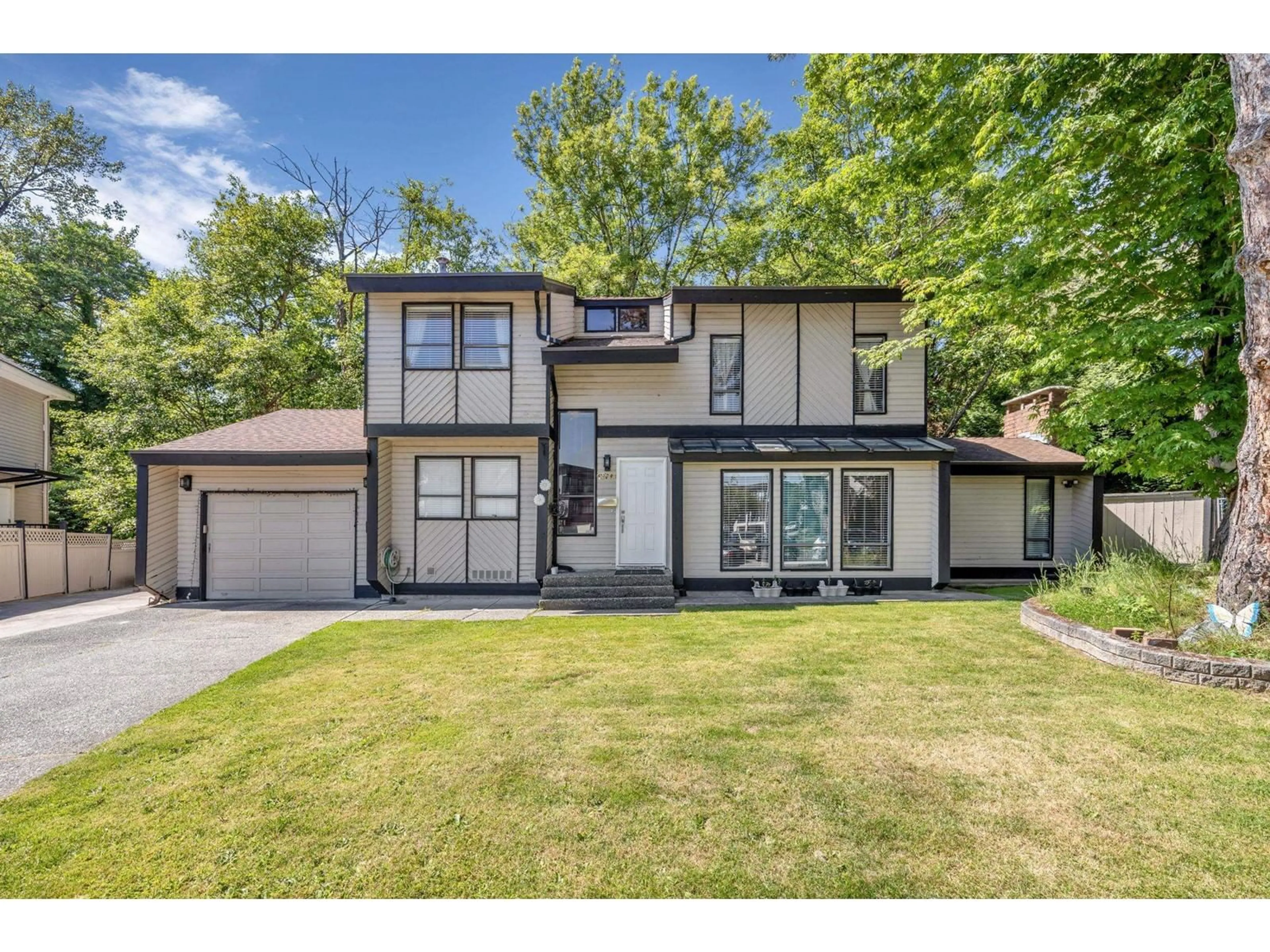Home with vinyl exterior material, street for 13719 GLEN, Surrey British Columbia V3V6L5