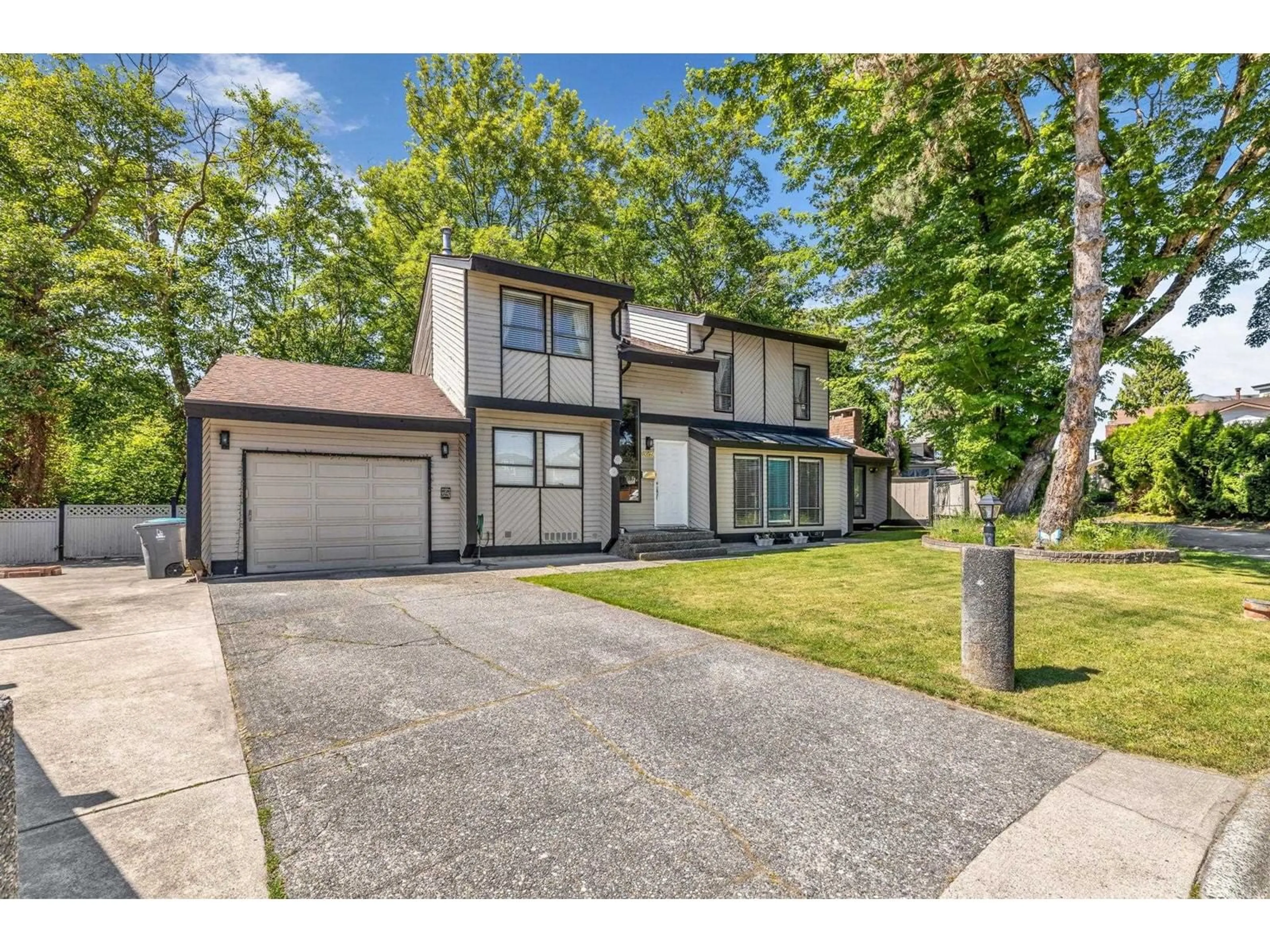 Home with vinyl exterior material, street for 13719 GLEN, Surrey British Columbia V3V6L5