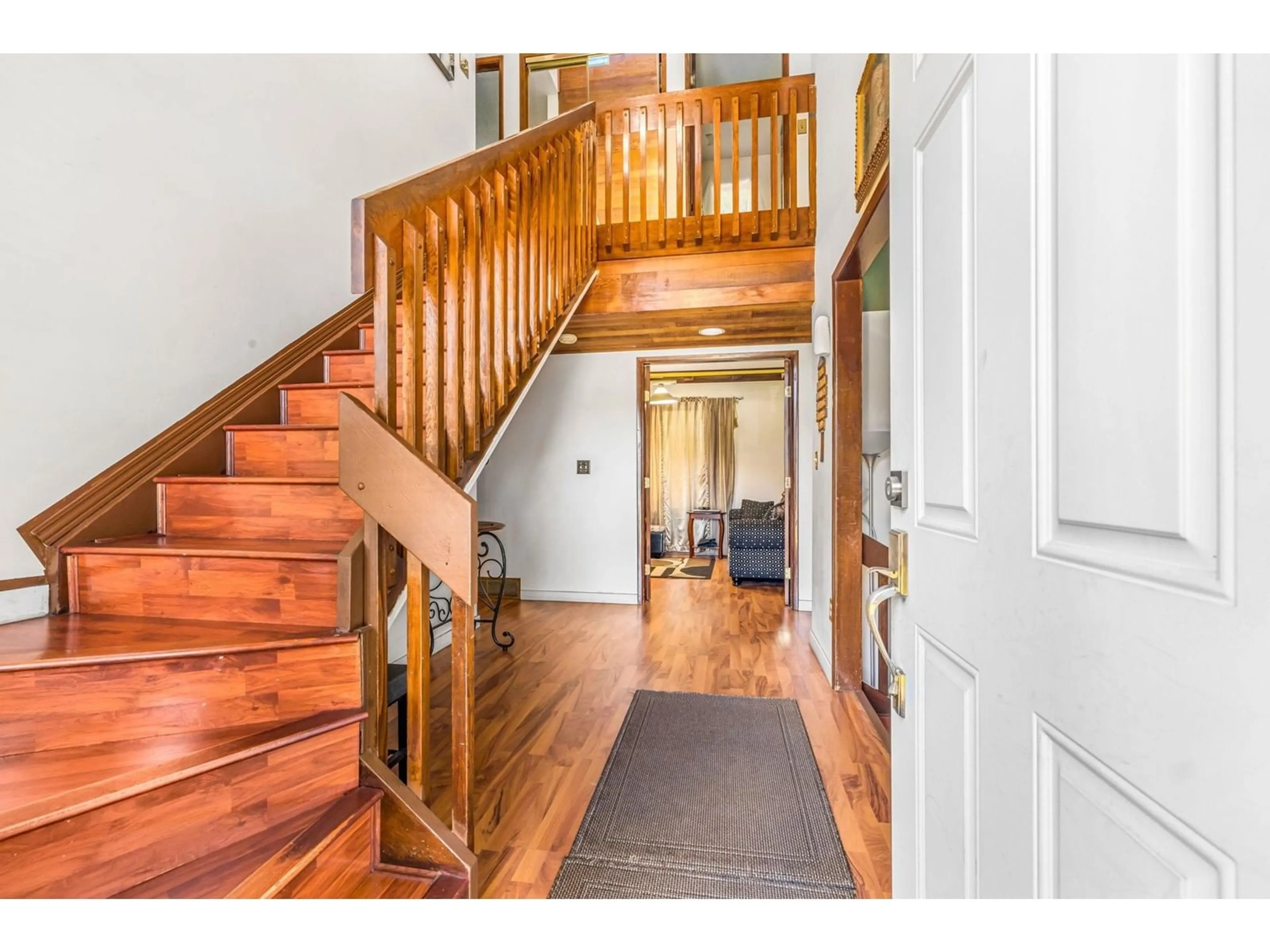 Indoor foyer for 13719 GLEN, Surrey British Columbia V3V6L5