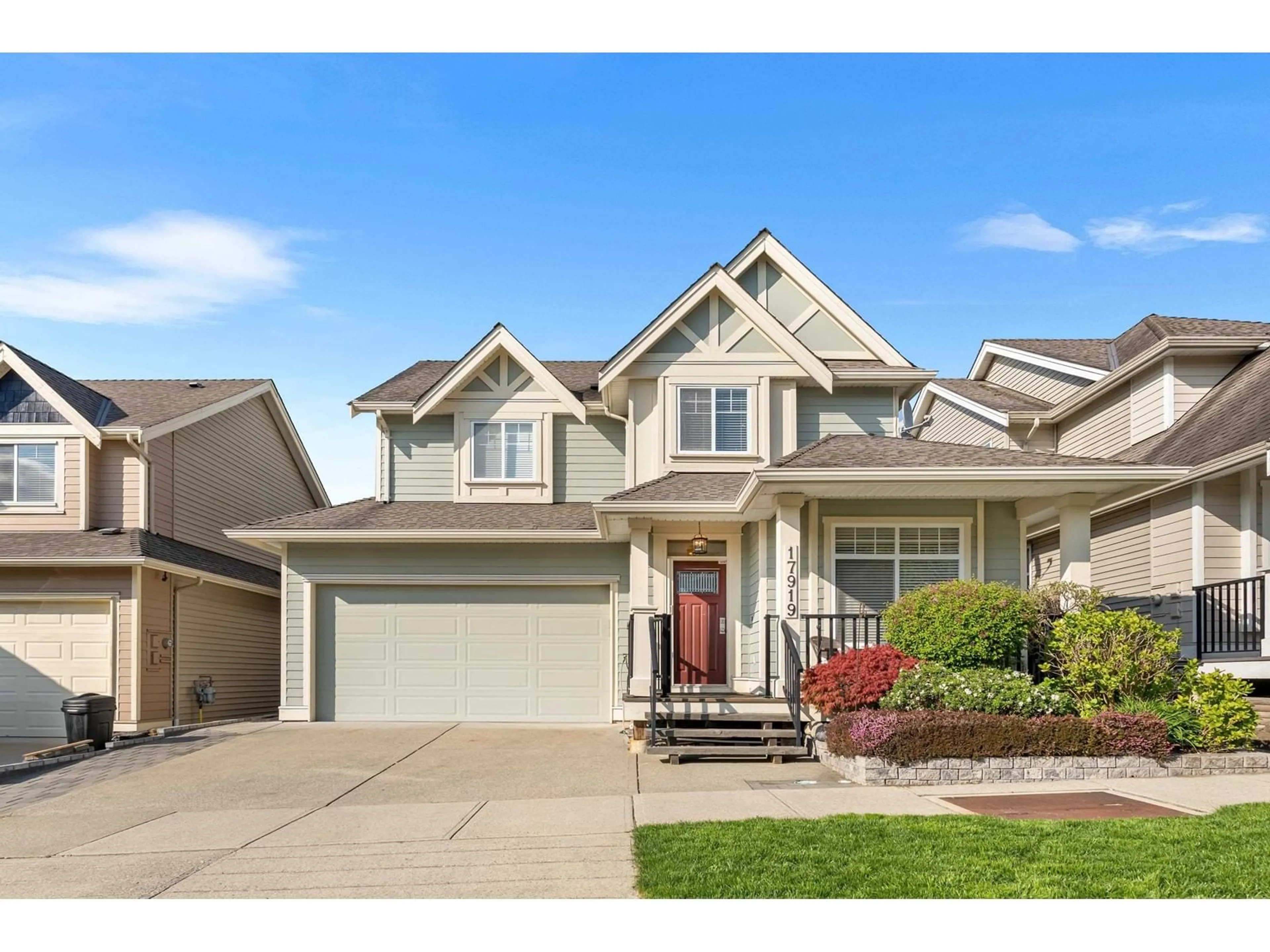 Home with vinyl exterior material, street for 17919 71, Surrey British Columbia V3S7C7