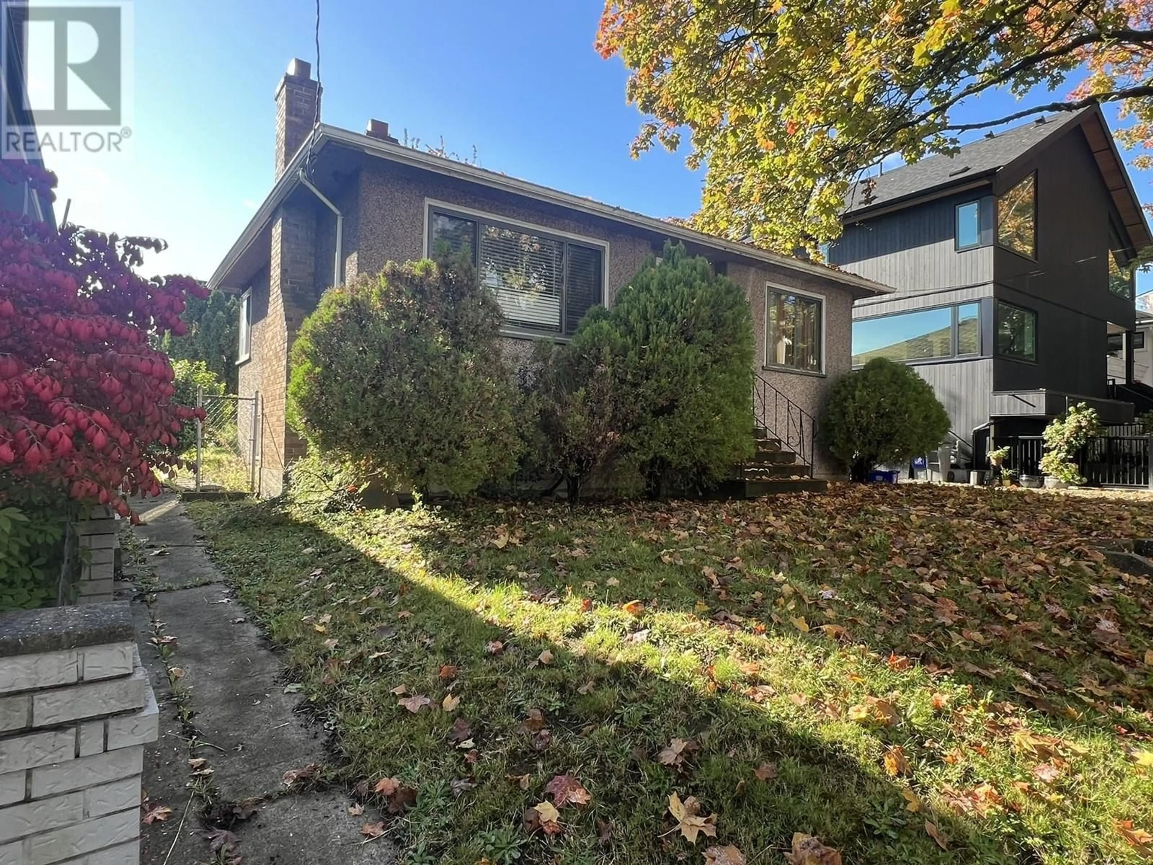 A pic from outside/outdoor area/front of a property/back of a property/a pic from drone, street for 360 24TH AVENUE, Vancouver British Columbia V5V1Z9