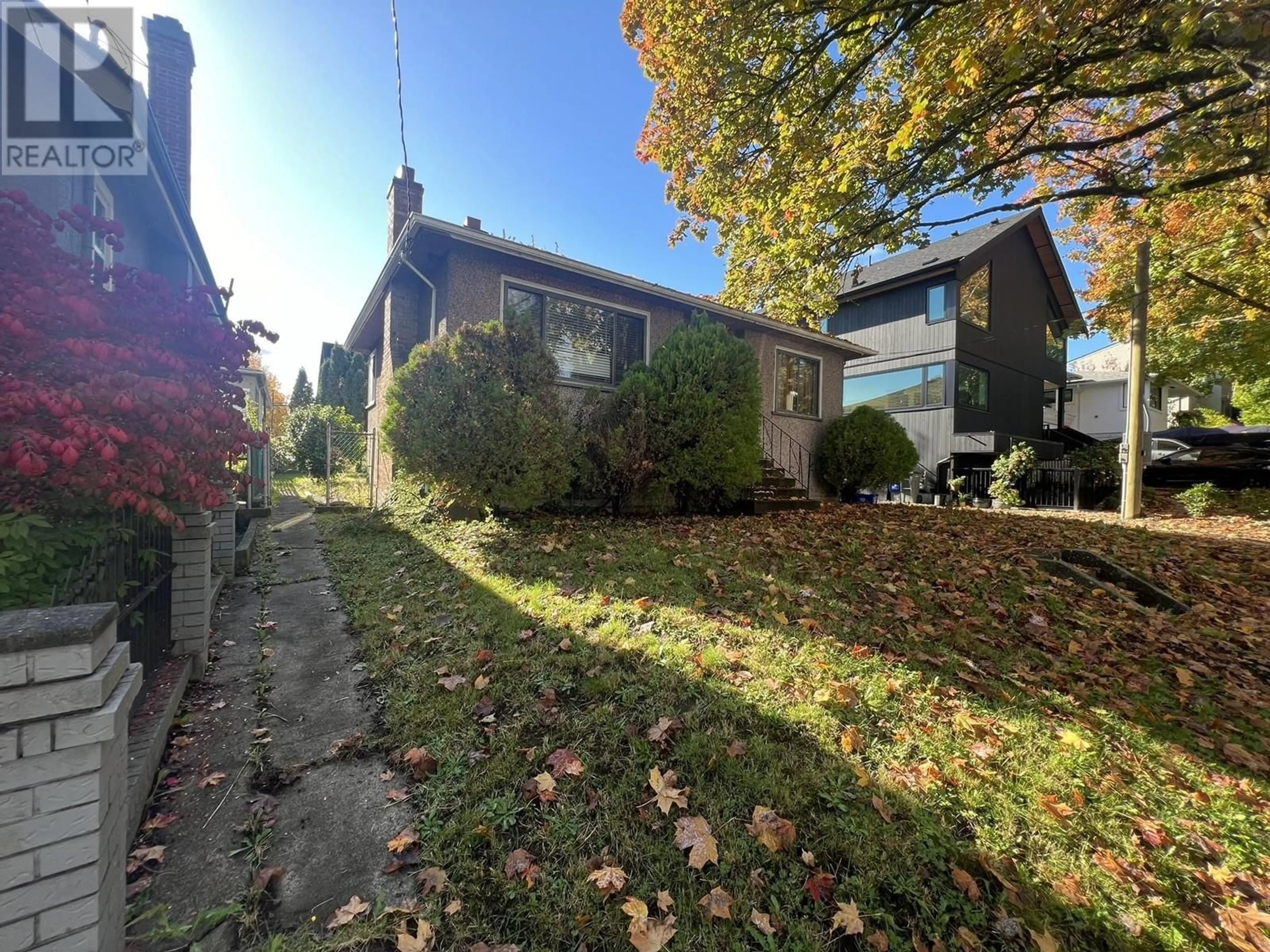 A pic from outside/outdoor area/front of a property/back of a property/a pic from drone, street for 360 24TH AVENUE, Vancouver British Columbia V5V1Z9
