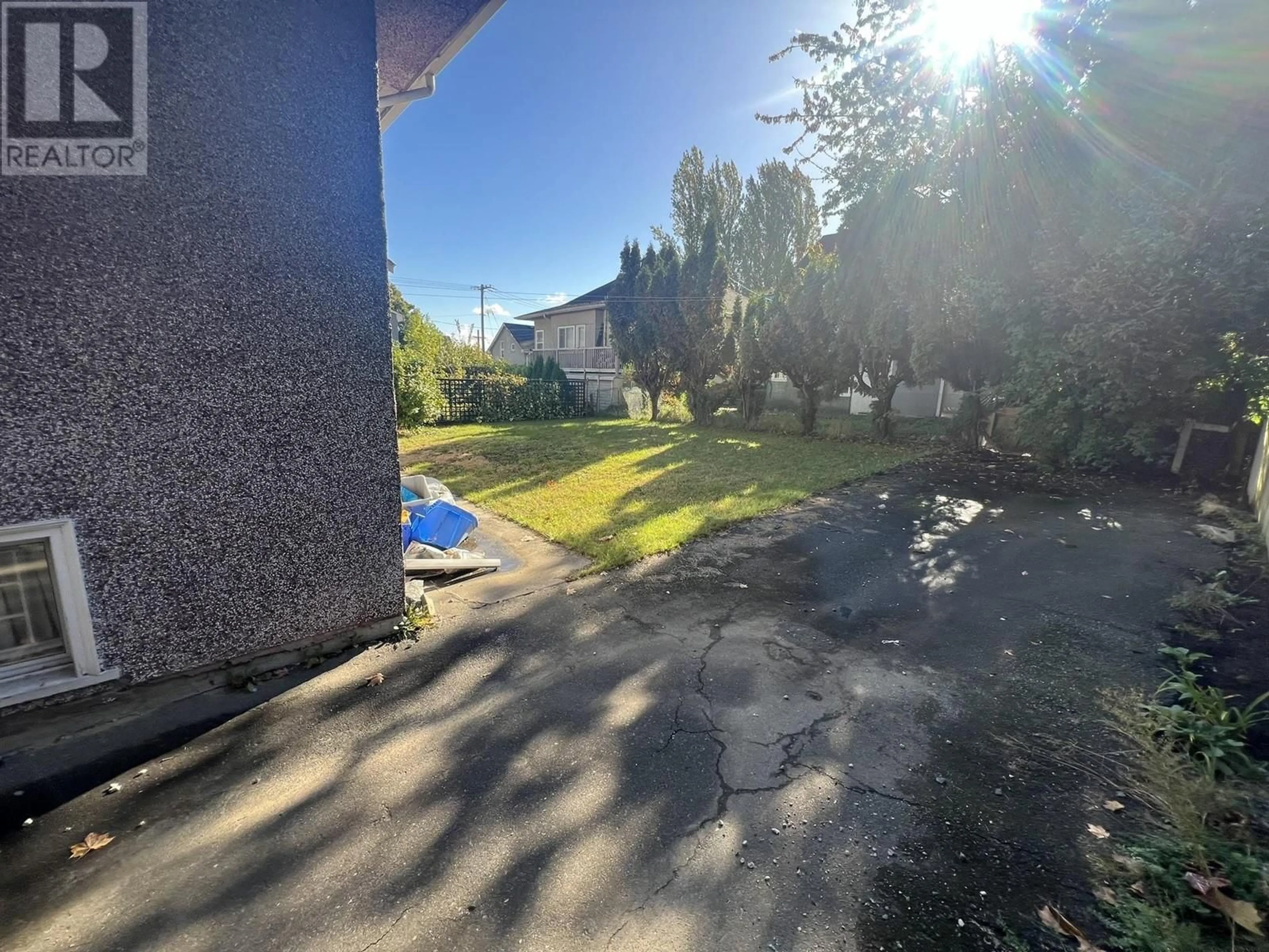 A pic from outside/outdoor area/front of a property/back of a property/a pic from drone, street for 360 24TH AVENUE, Vancouver British Columbia V5V1Z9
