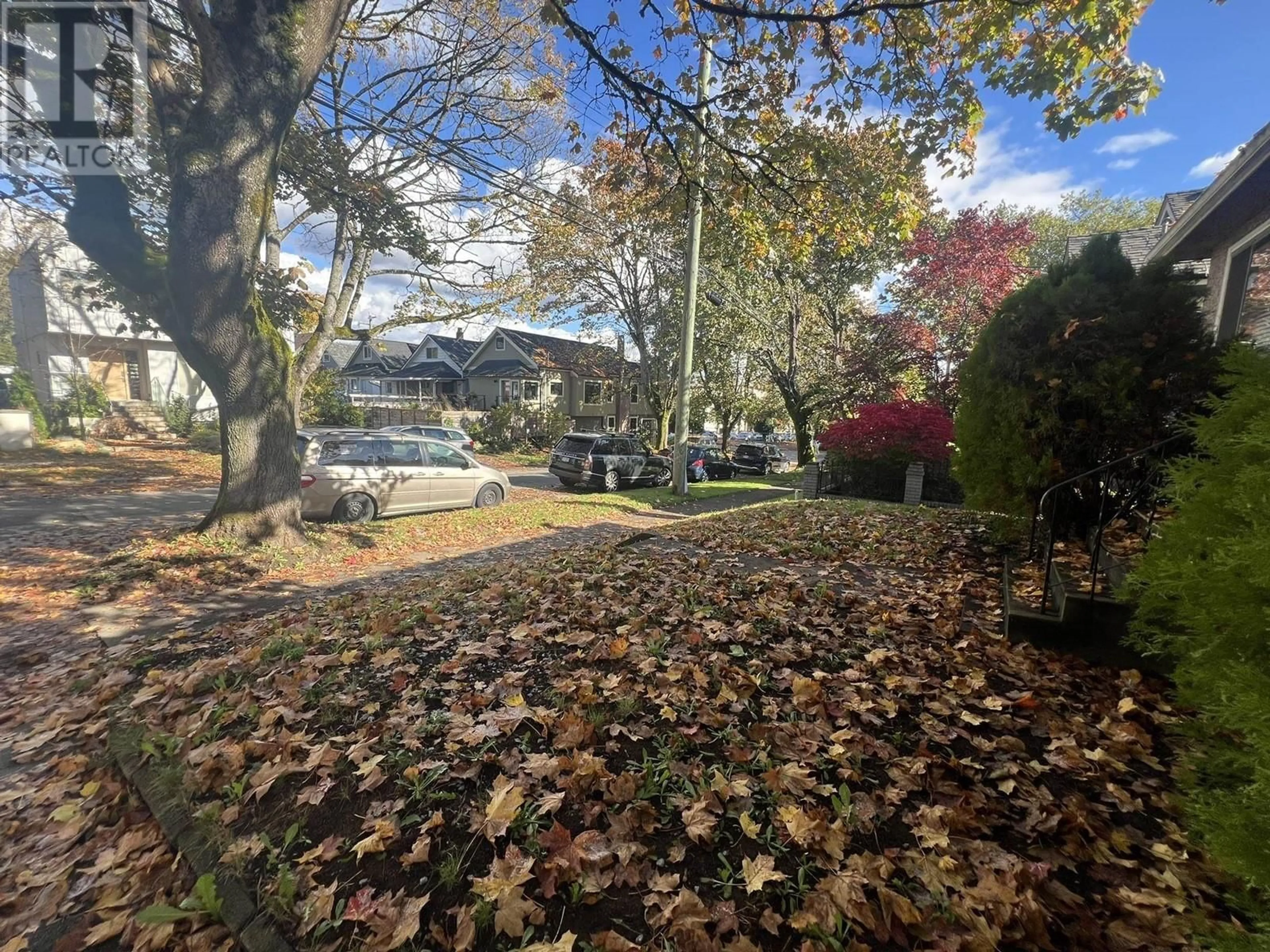 A pic from outside/outdoor area/front of a property/back of a property/a pic from drone, street for 360 24TH AVENUE, Vancouver British Columbia V5V1Z9