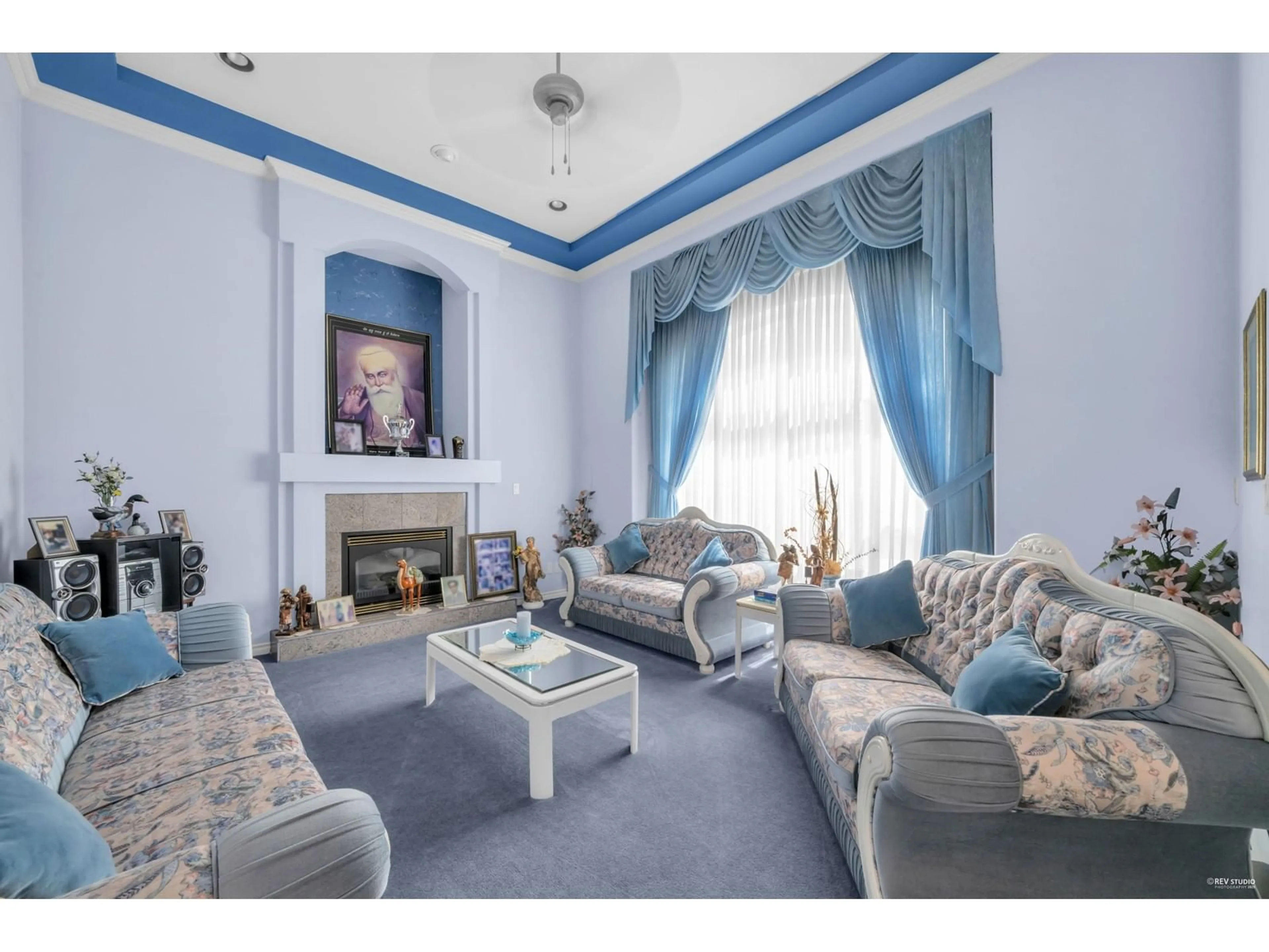 Living room with furniture, carpet floor for 15811 96, Surrey British Columbia V4N2R8