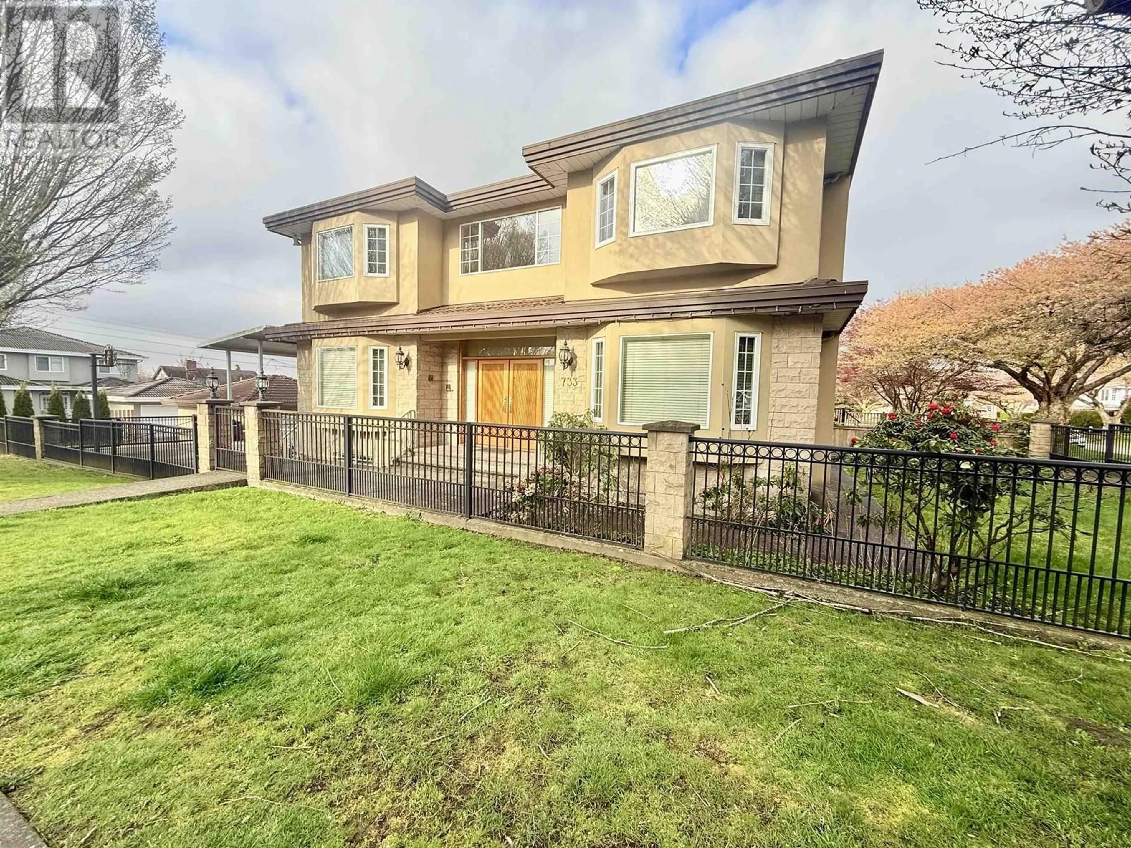 A pic from outside/outdoor area/front of a property/back of a property/a pic from drone, street for 733 MACDONALD AVENUE, Burnaby British Columbia V5C6N6