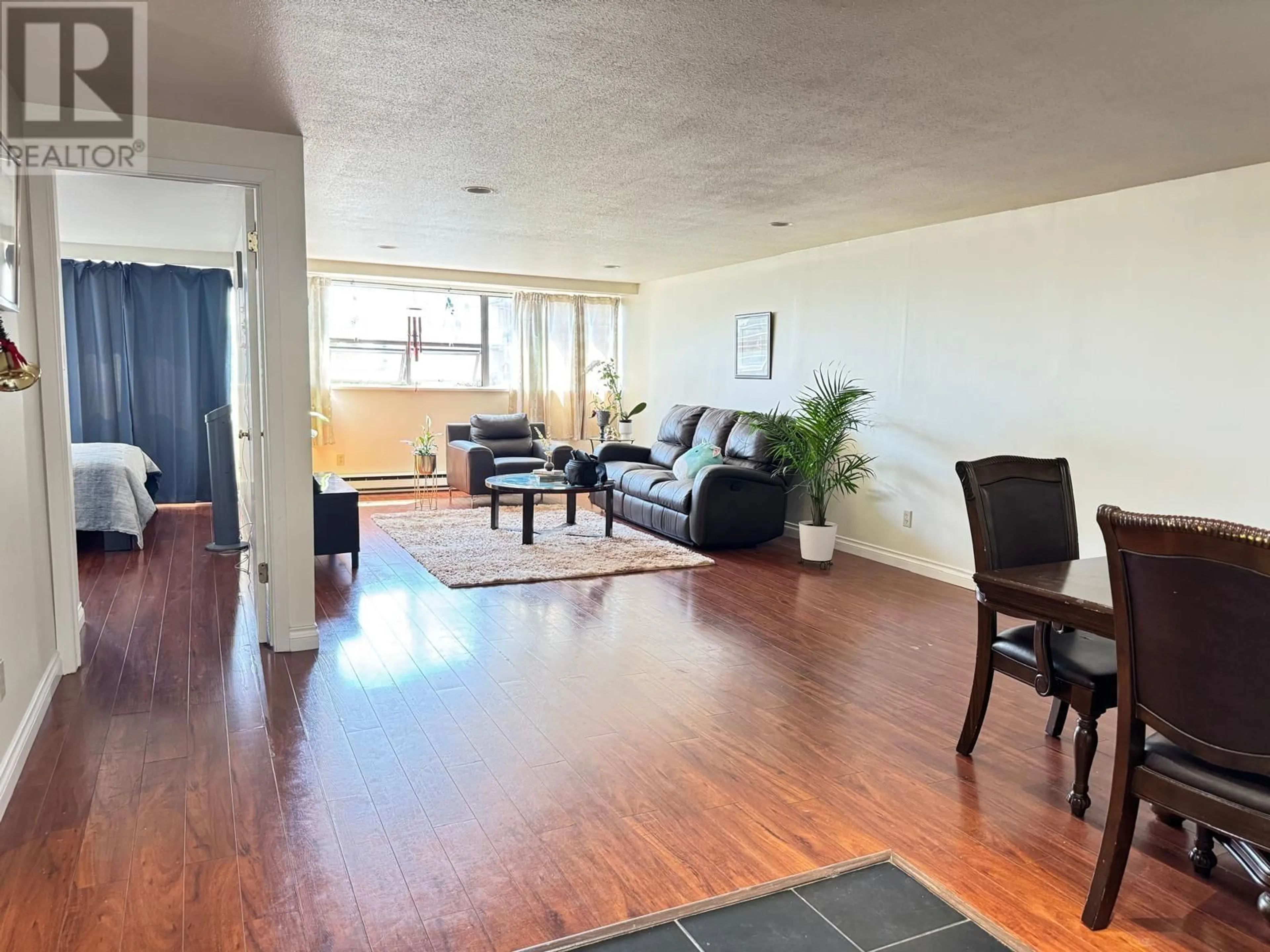 Living room with furniture, wood/laminate floor for 504 - 534 SIXTH STREET, New Westminster British Columbia V3L5K7