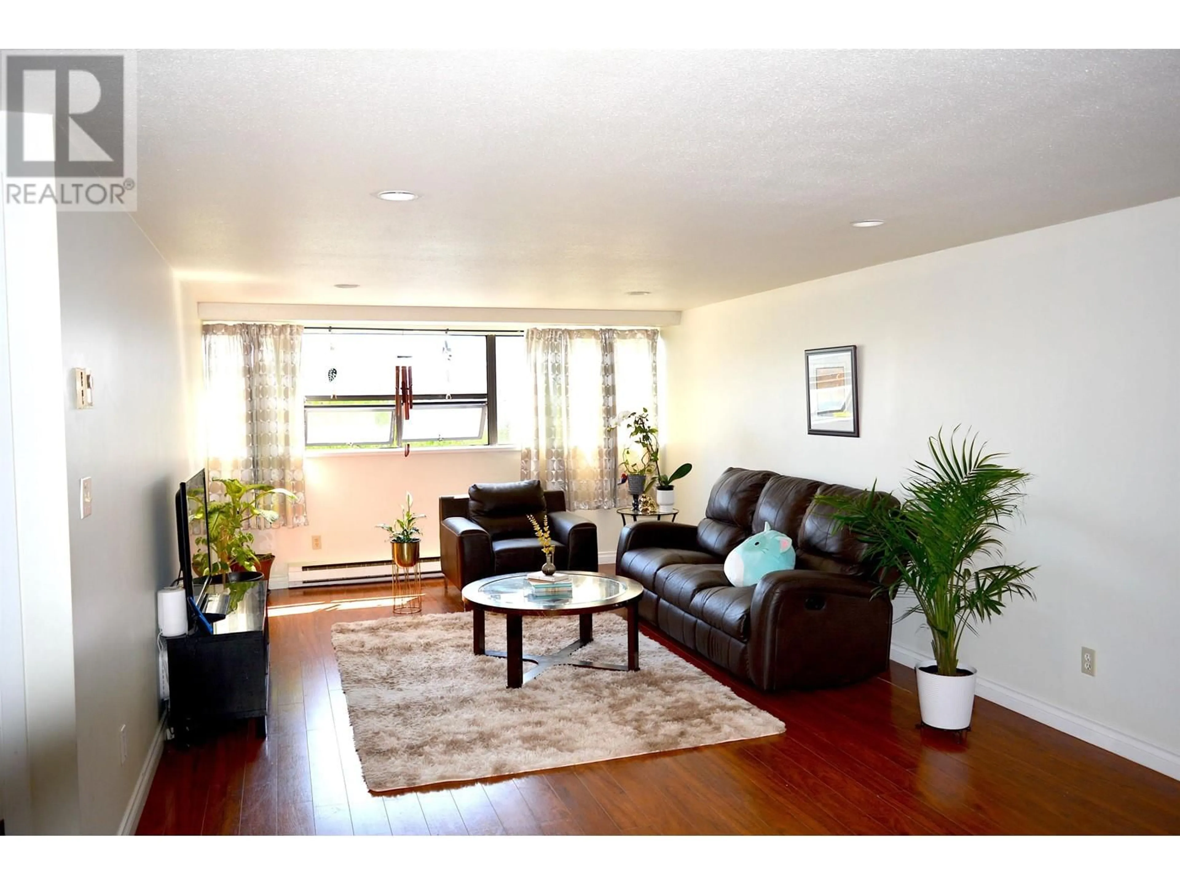 Living room with furniture, wood/laminate floor for 504 - 534 SIXTH STREET, New Westminster British Columbia V3L5K7