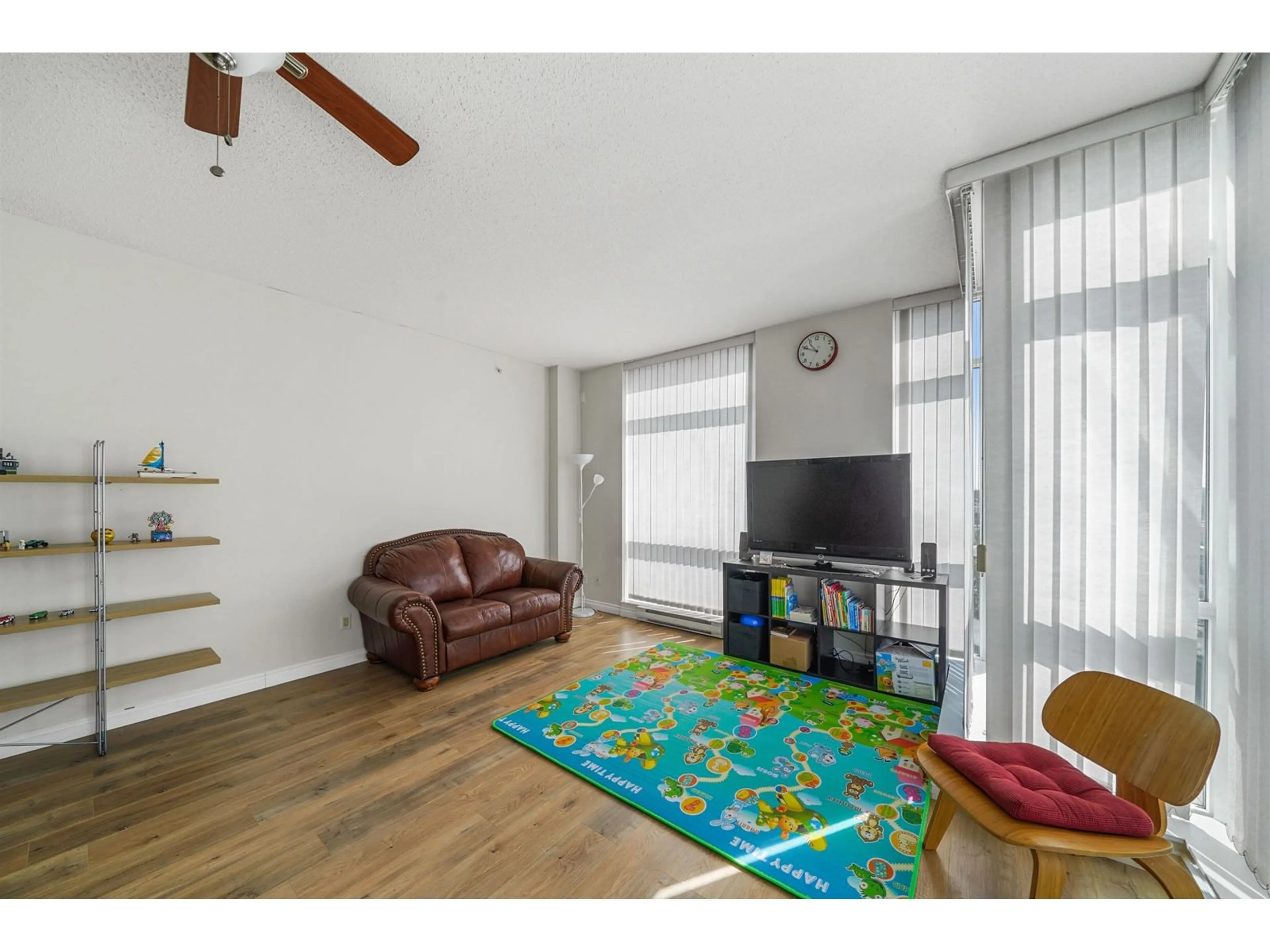 Living room with furniture, wood/laminate floor for 1404 - 13399 104, Surrey British Columbia V3T0C9