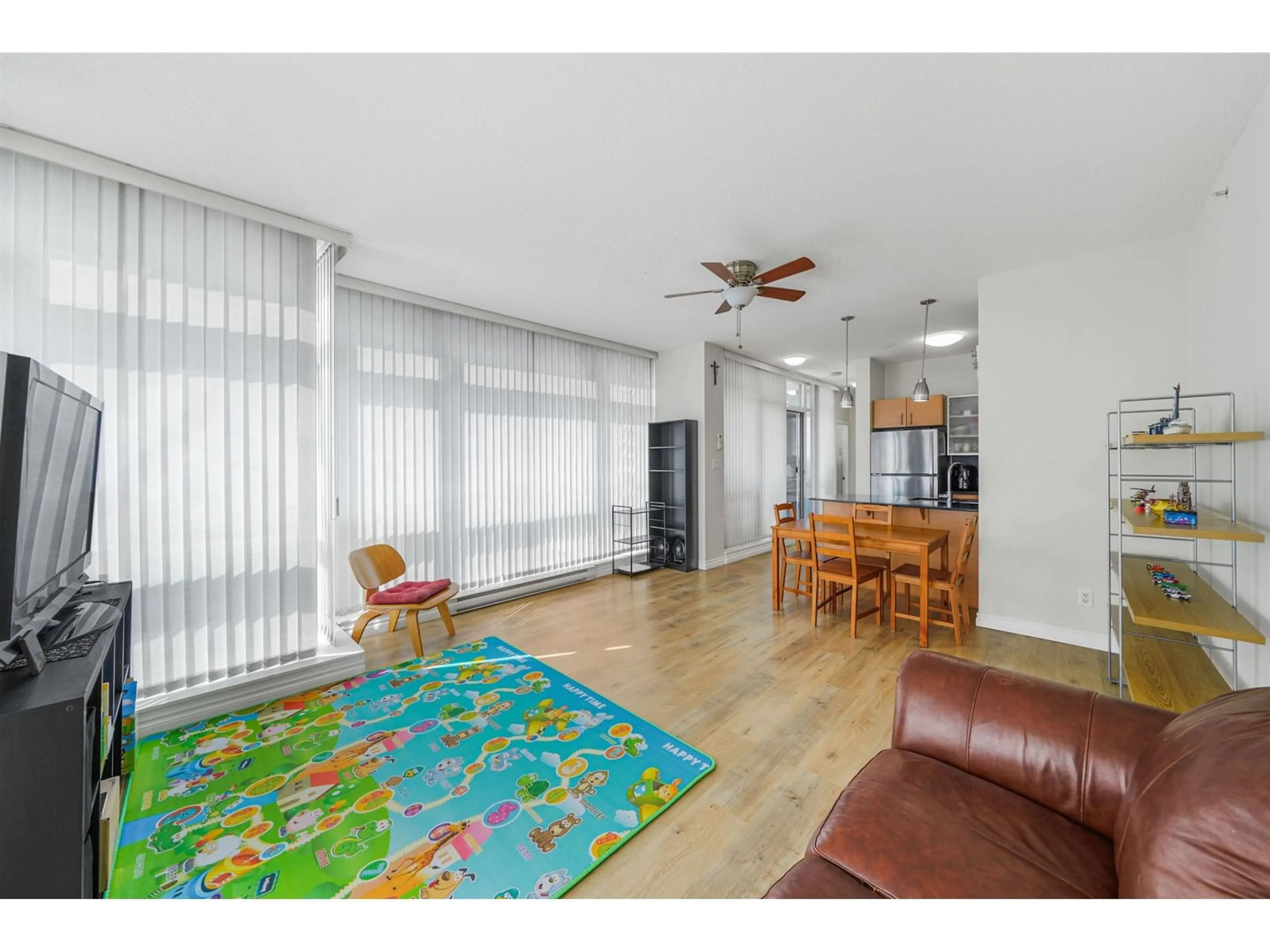 Living room with furniture, wood/laminate floor for 1404 - 13399 104, Surrey British Columbia V3T0C9
