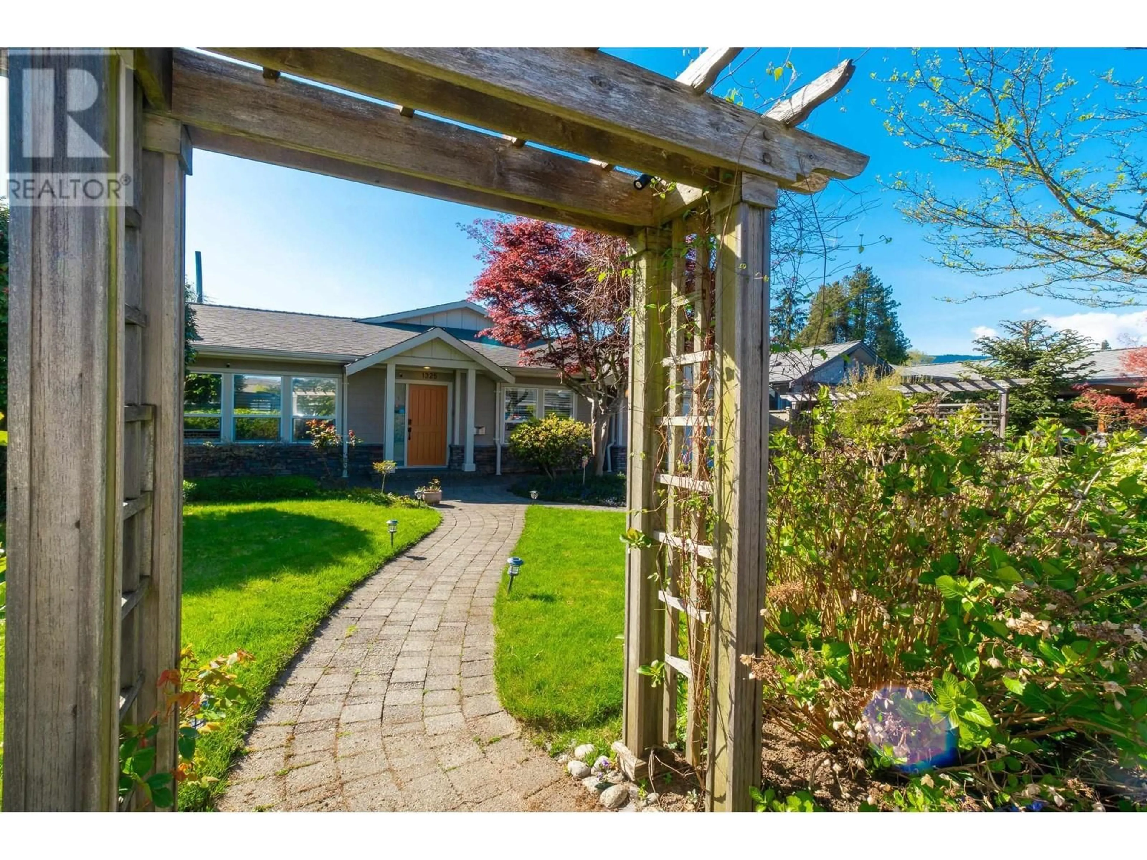 Patio, street for 1325 FERNWOOD CRESCENT, North Vancouver British Columbia V7P1K3