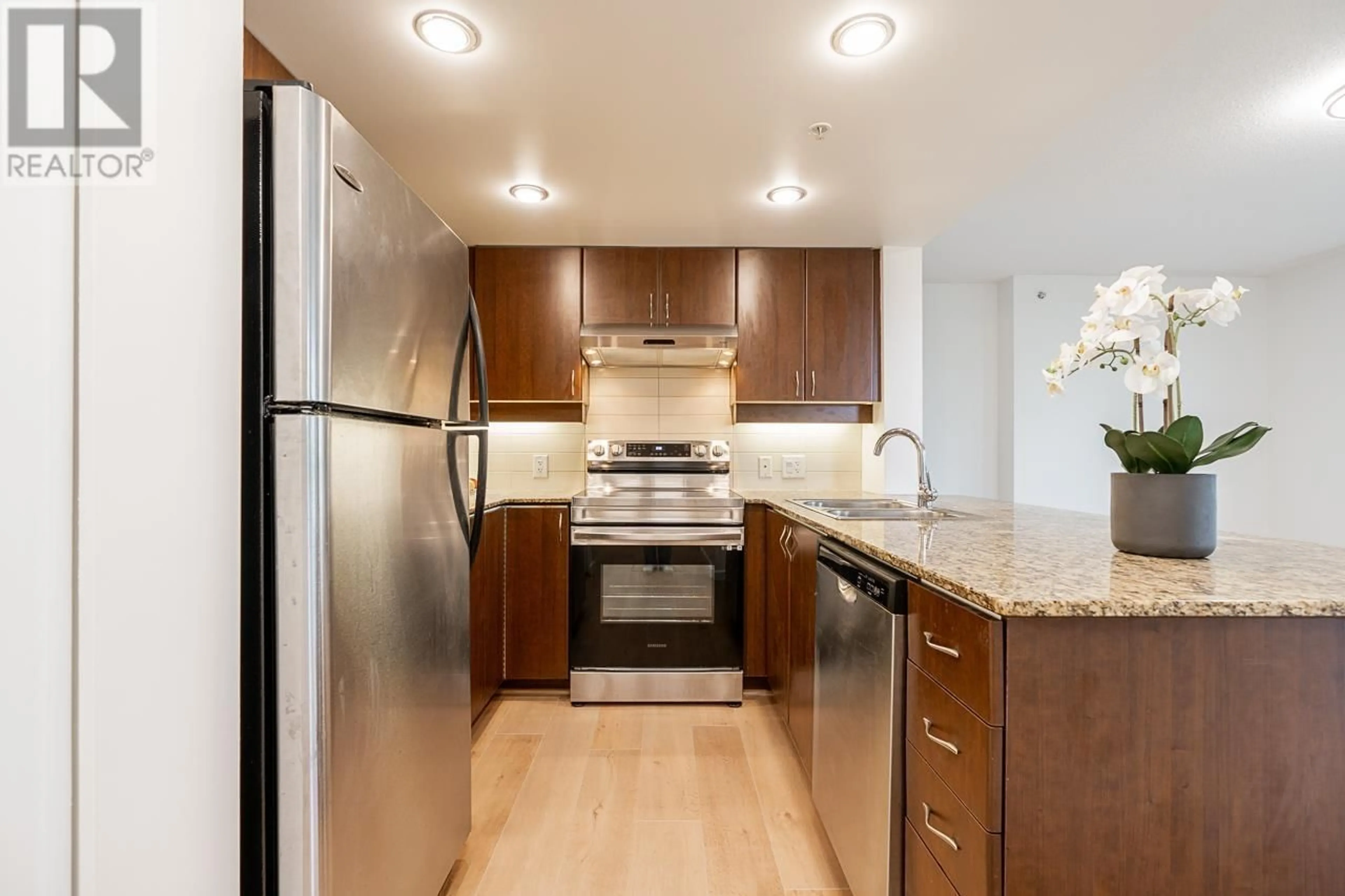 Standard kitchen, unknown for 601 - 9232 UNIVERSITY CRESCENT, Burnaby British Columbia V5A0A3