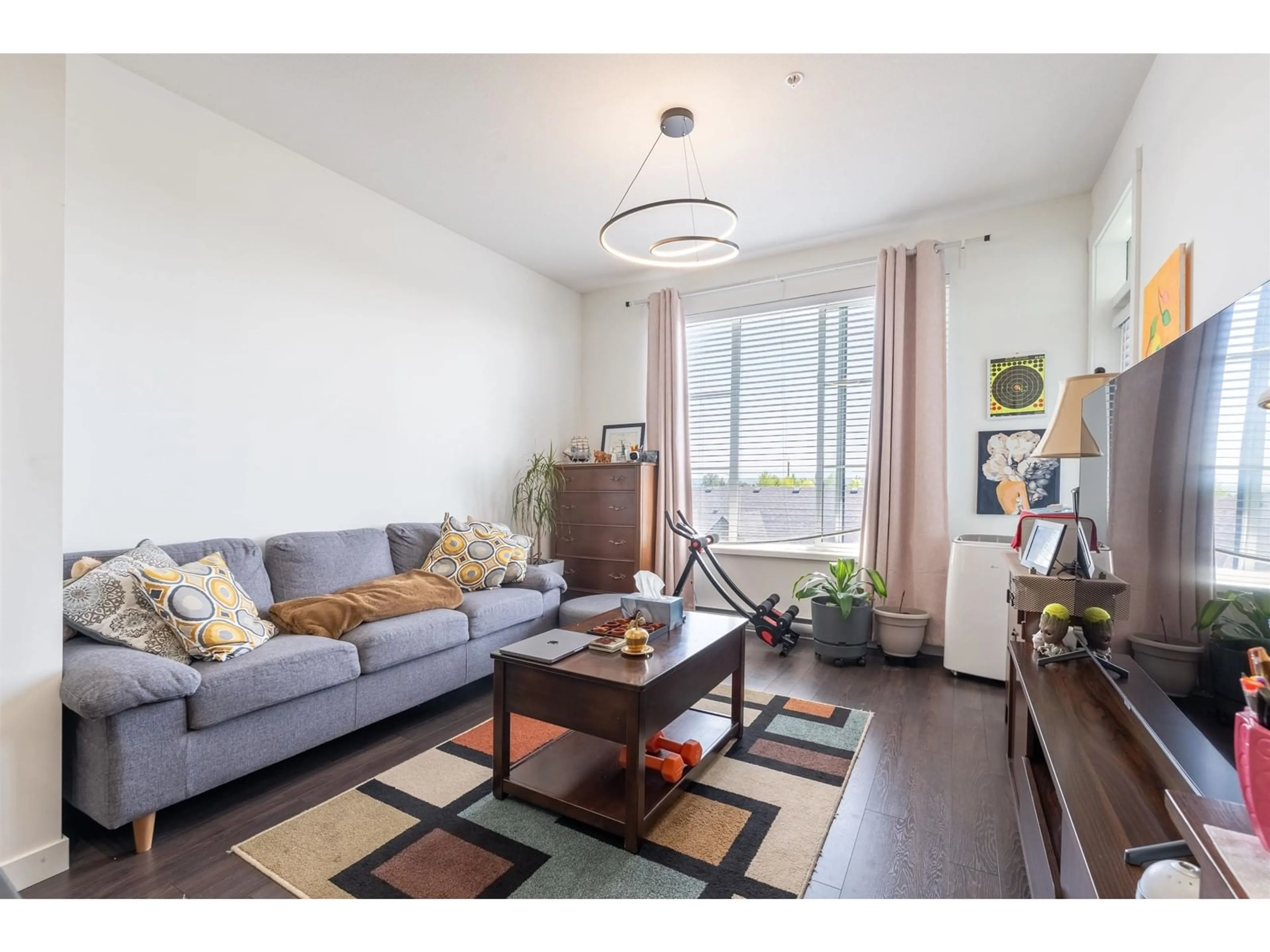 Living room with furniture, wood/laminate floor for 410 - 15835 85, Surrey British Columbia V4N0Y2