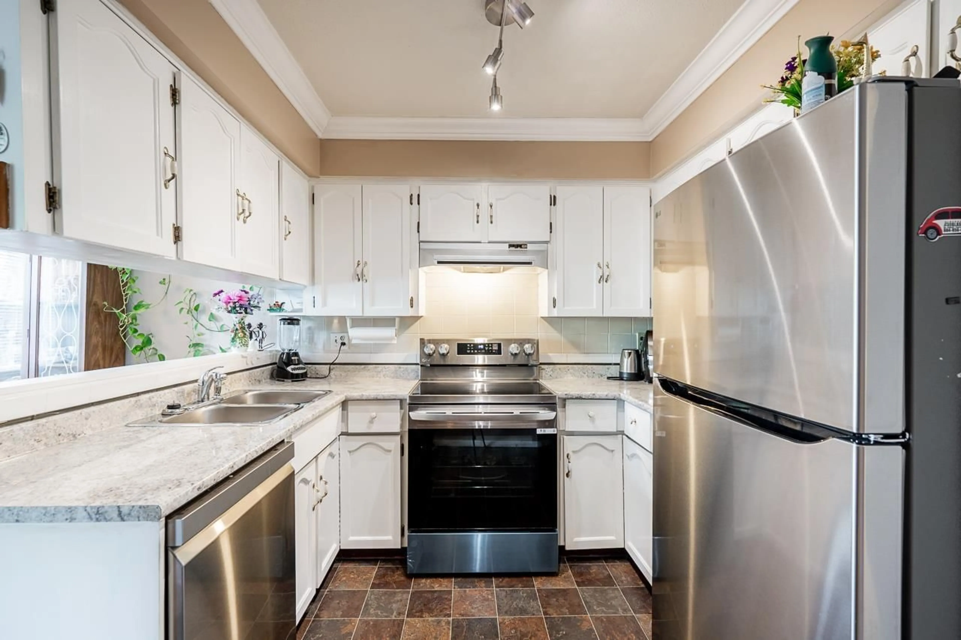 Standard kitchen, ceramic/tile floor for 134 - 31955 OLD YALE, Abbotsford British Columbia V2T4N1