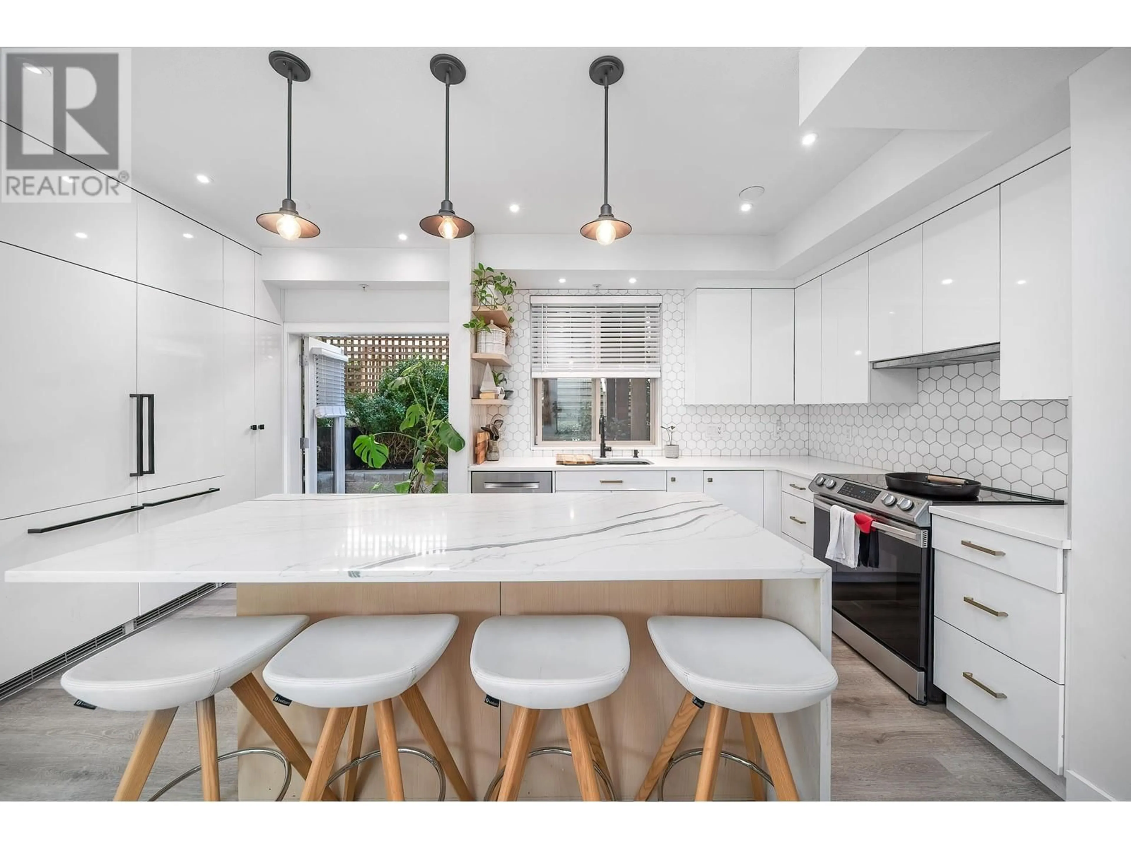 Open concept kitchen, ceramic/tile floor for 124 - 2108 ROWLAND STREET, Port Coquitlam British Columbia V3C0C1