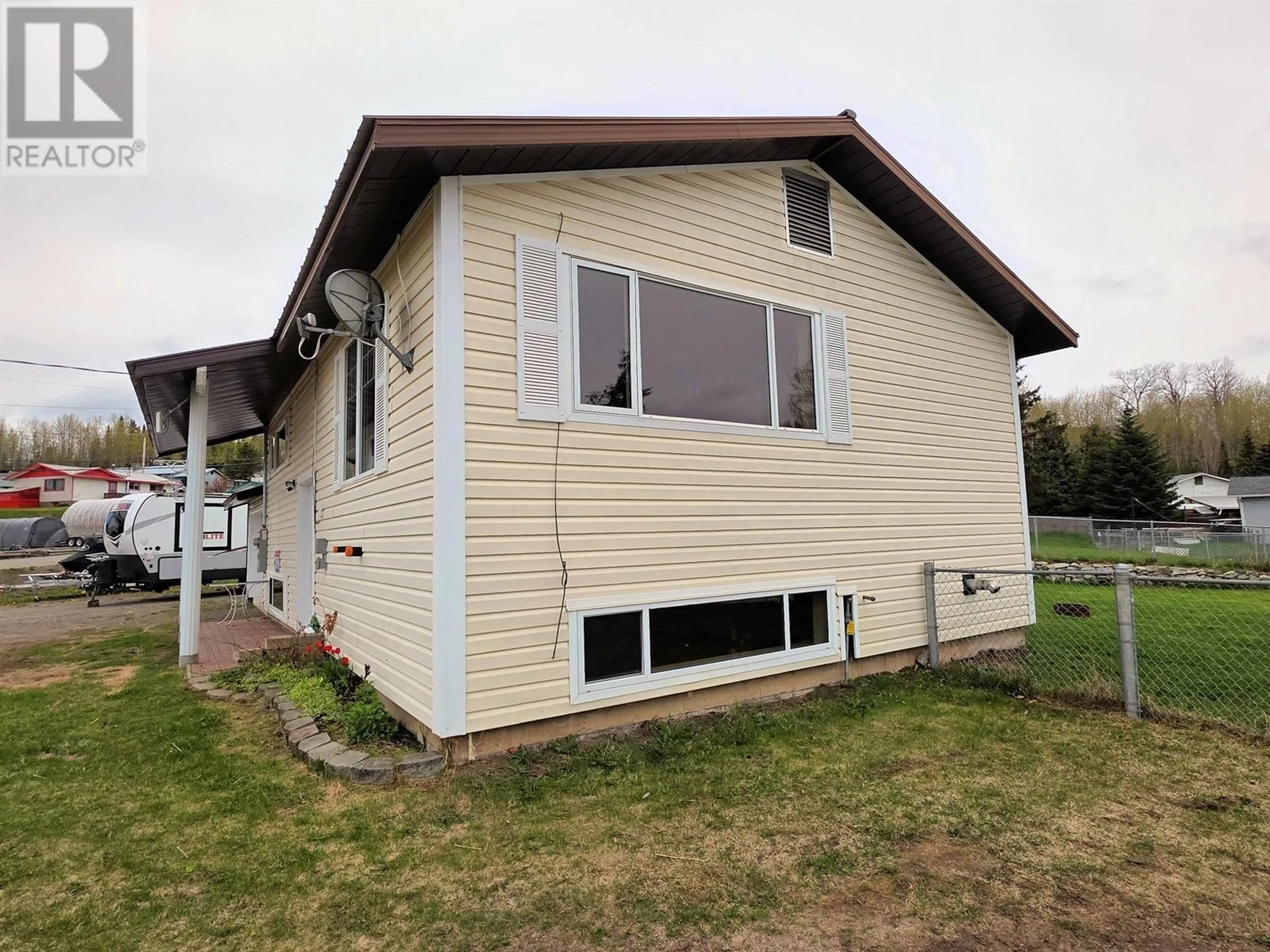 Home with vinyl exterior material, unknown for 10 MCDONALD AVENUE, Granisle British Columbia V0J1W0