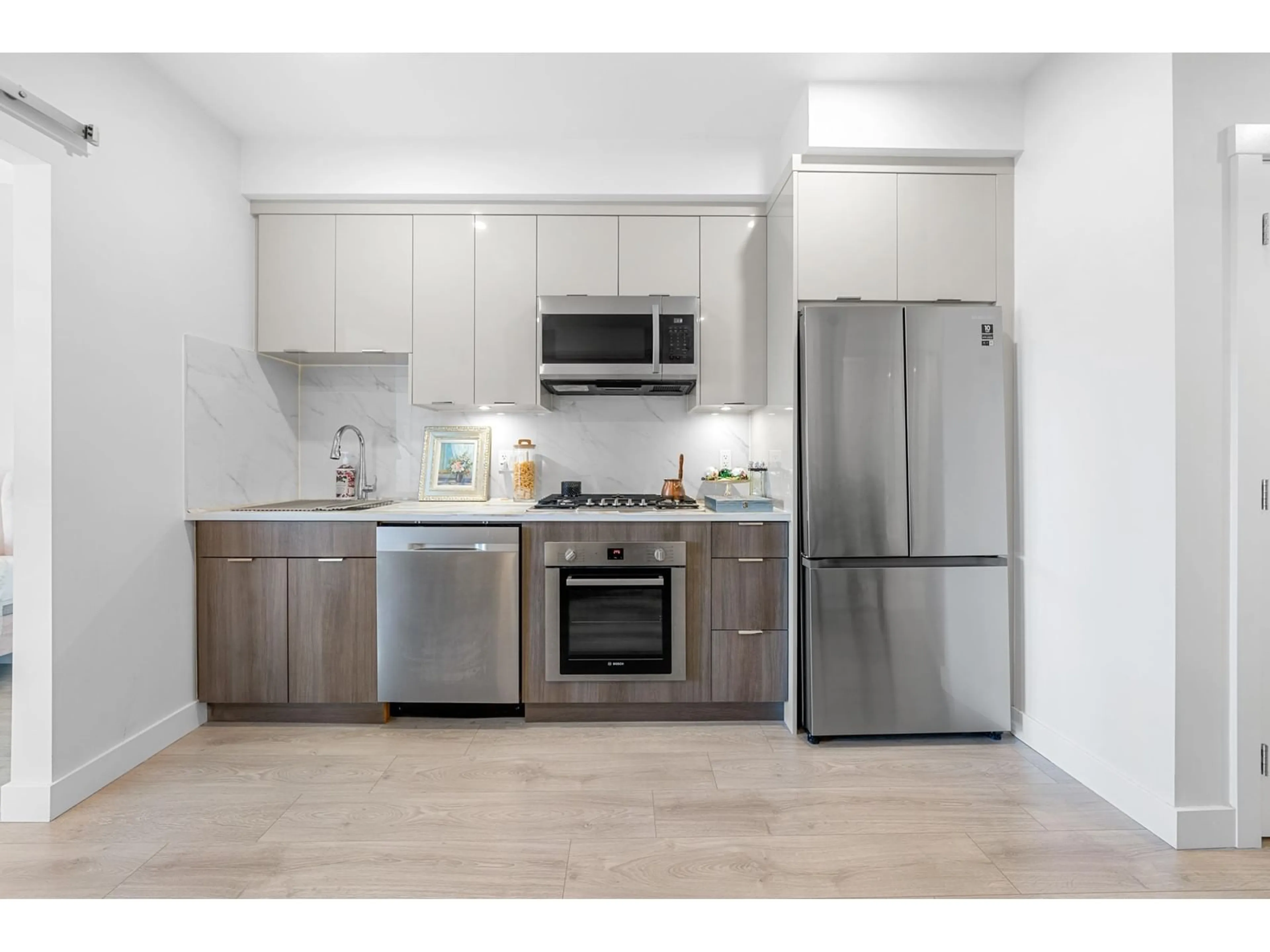 Standard kitchen, unknown for B414 - 14438 72, Surrey British Columbia V3S0B6