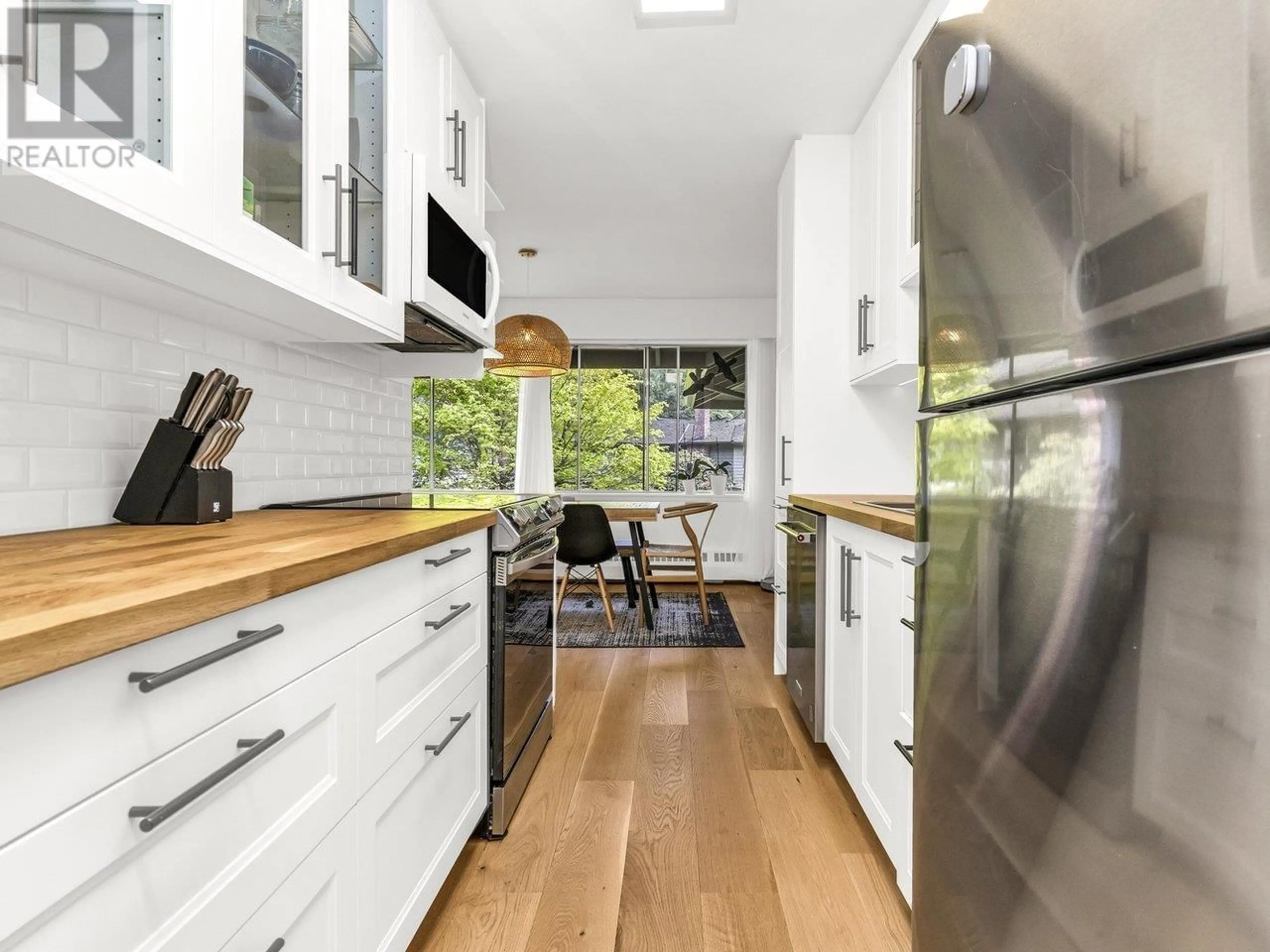 Open concept kitchen, wood/laminate floor for 1004 - 235 KEITH ROAD, West Vancouver British Columbia V7T1L5