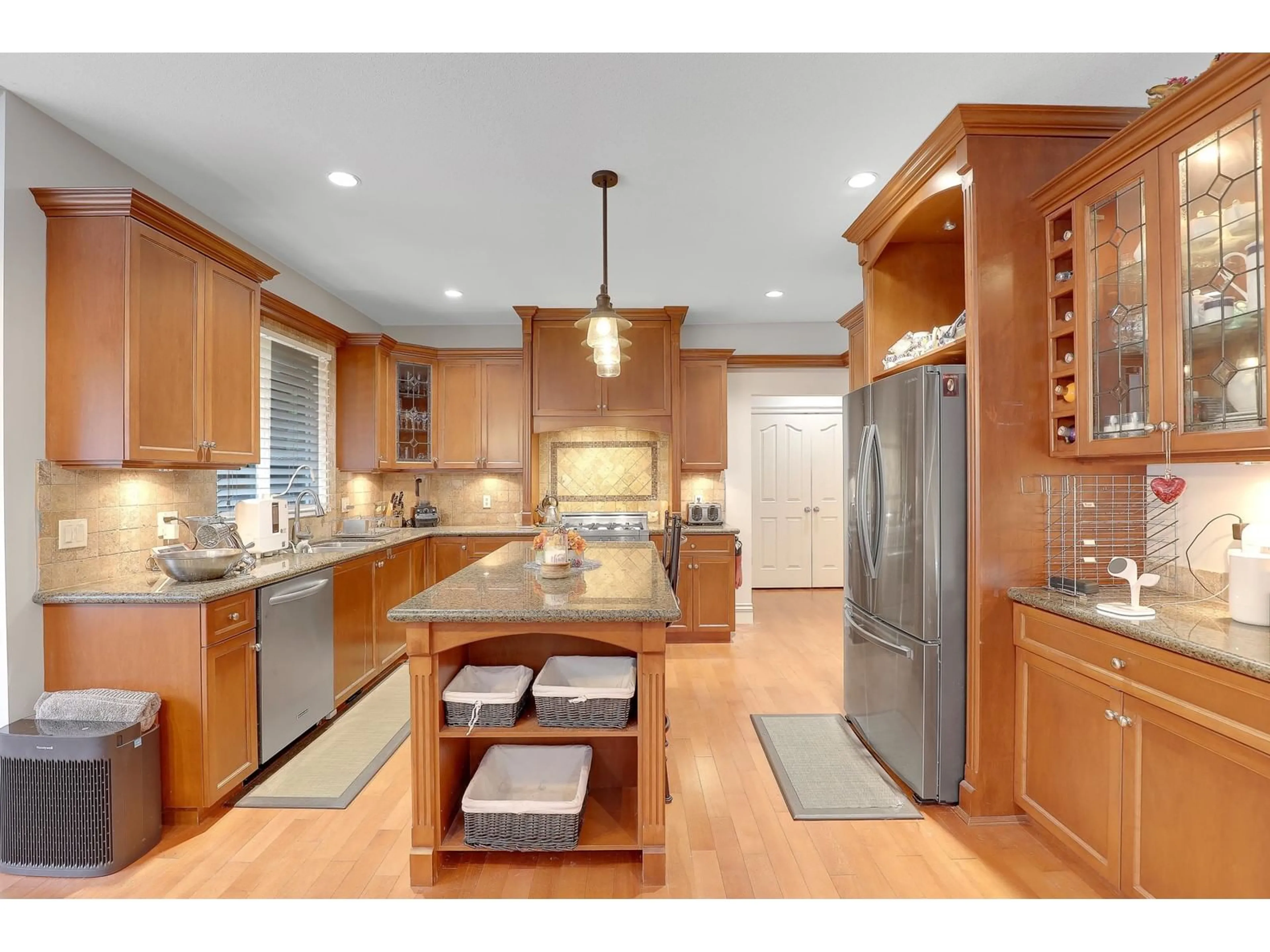 Open concept kitchen, unknown for 5884 164A, Surrey British Columbia V3S1J9
