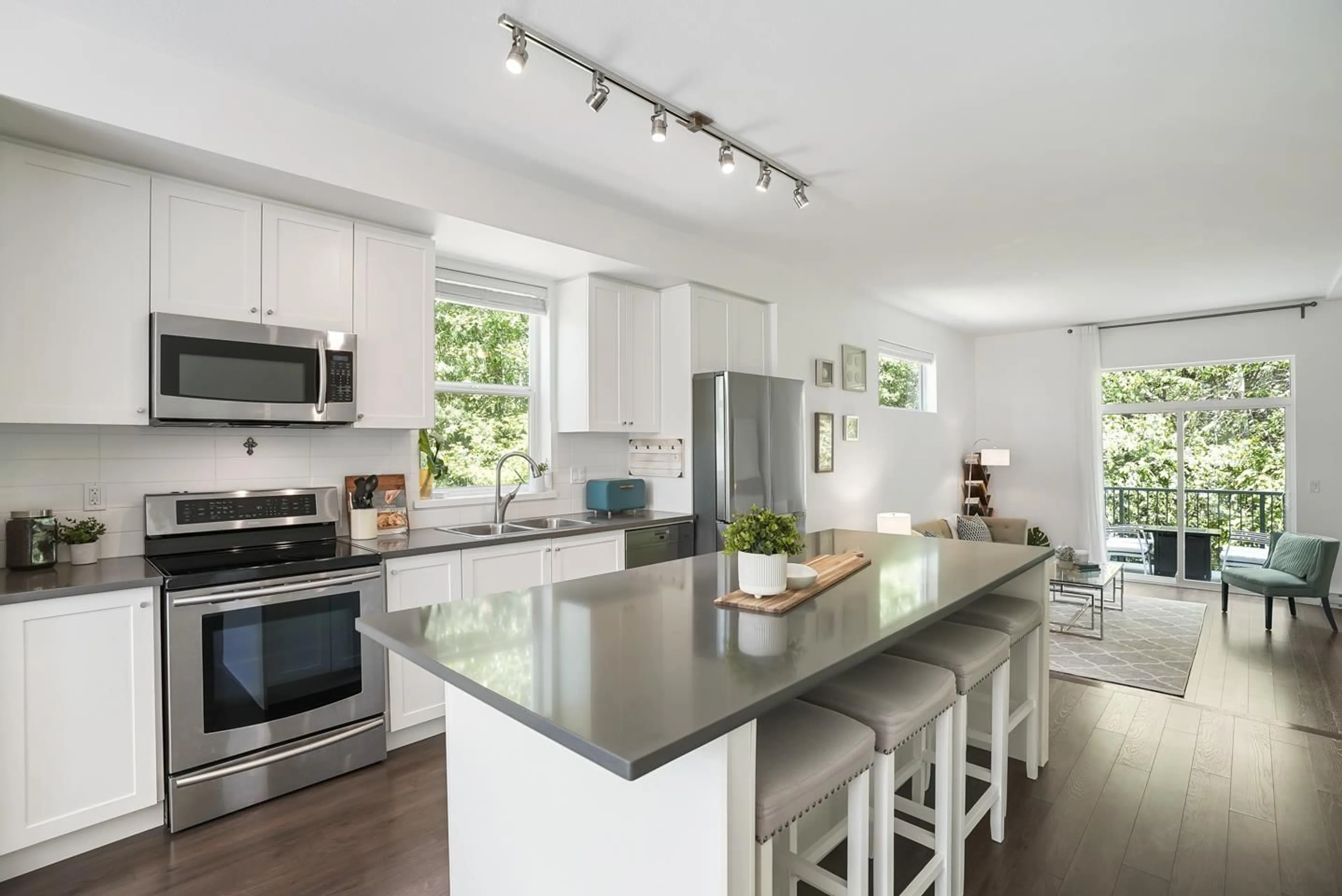 Open concept kitchen, ceramic/tile floor for 24 - 18681 68, Surrey British Columbia V4N6P3
