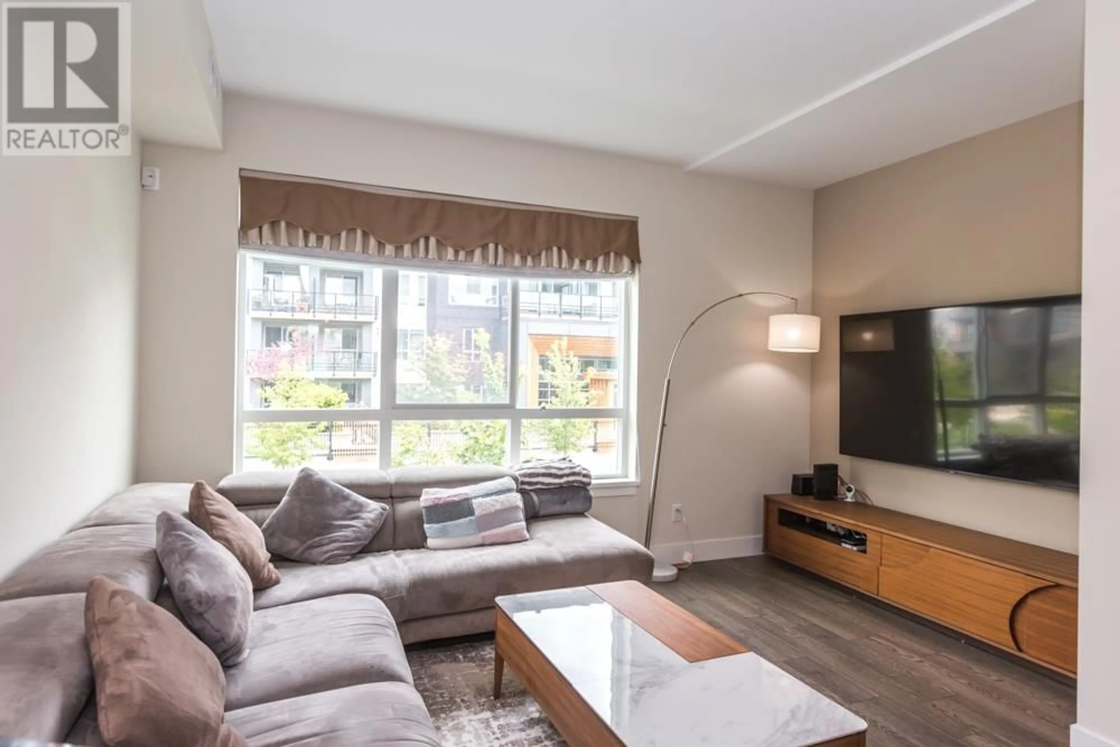 Living room with furniture, wood/laminate floor for 162 - 1894 OSPREY DRIVE, Tsawwassen British Columbia V4M0C3