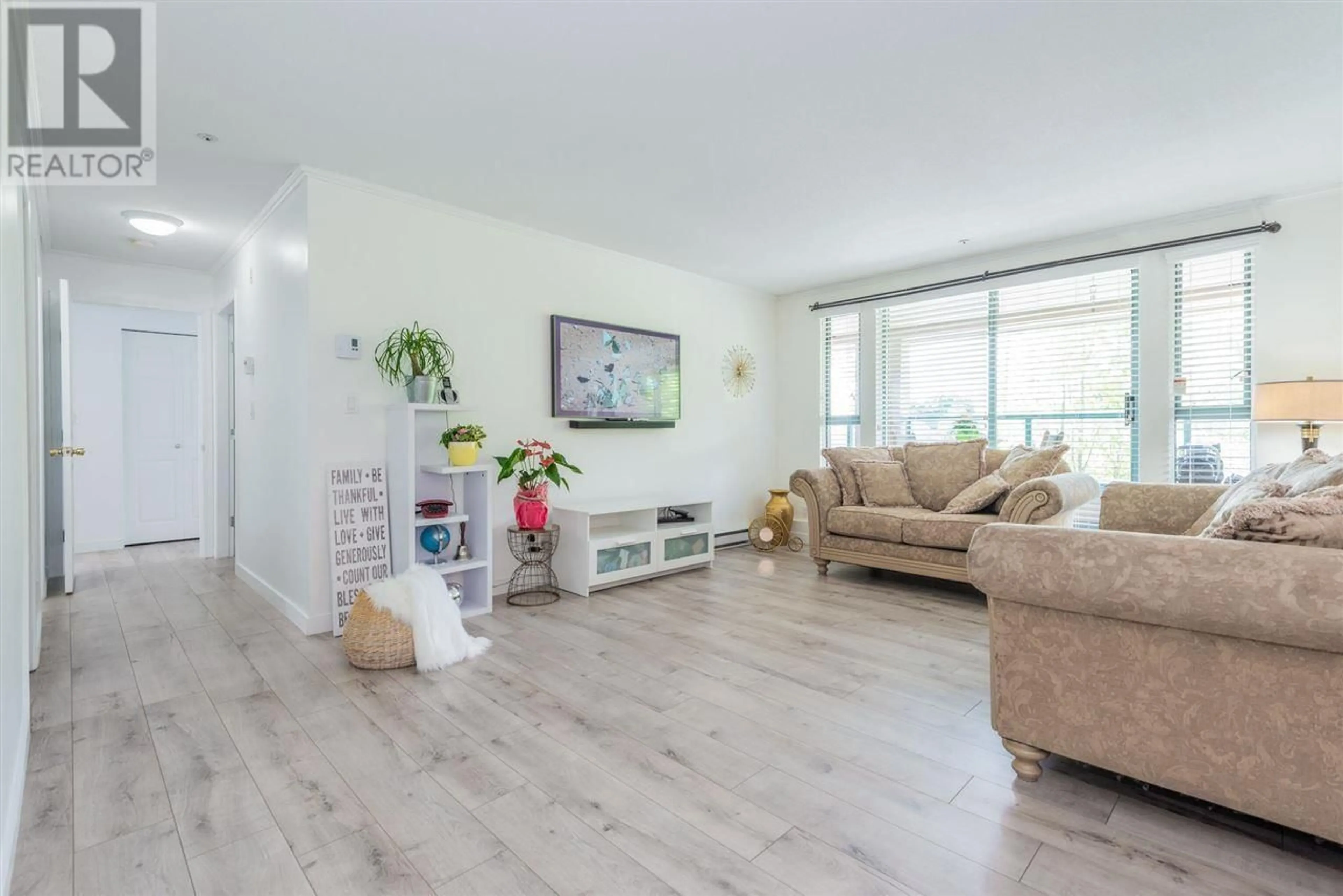 Living room with furniture, wood/laminate floor for 209 - 223 MOUNTAIN HIGHWAY, North Vancouver British Columbia V7J3V3