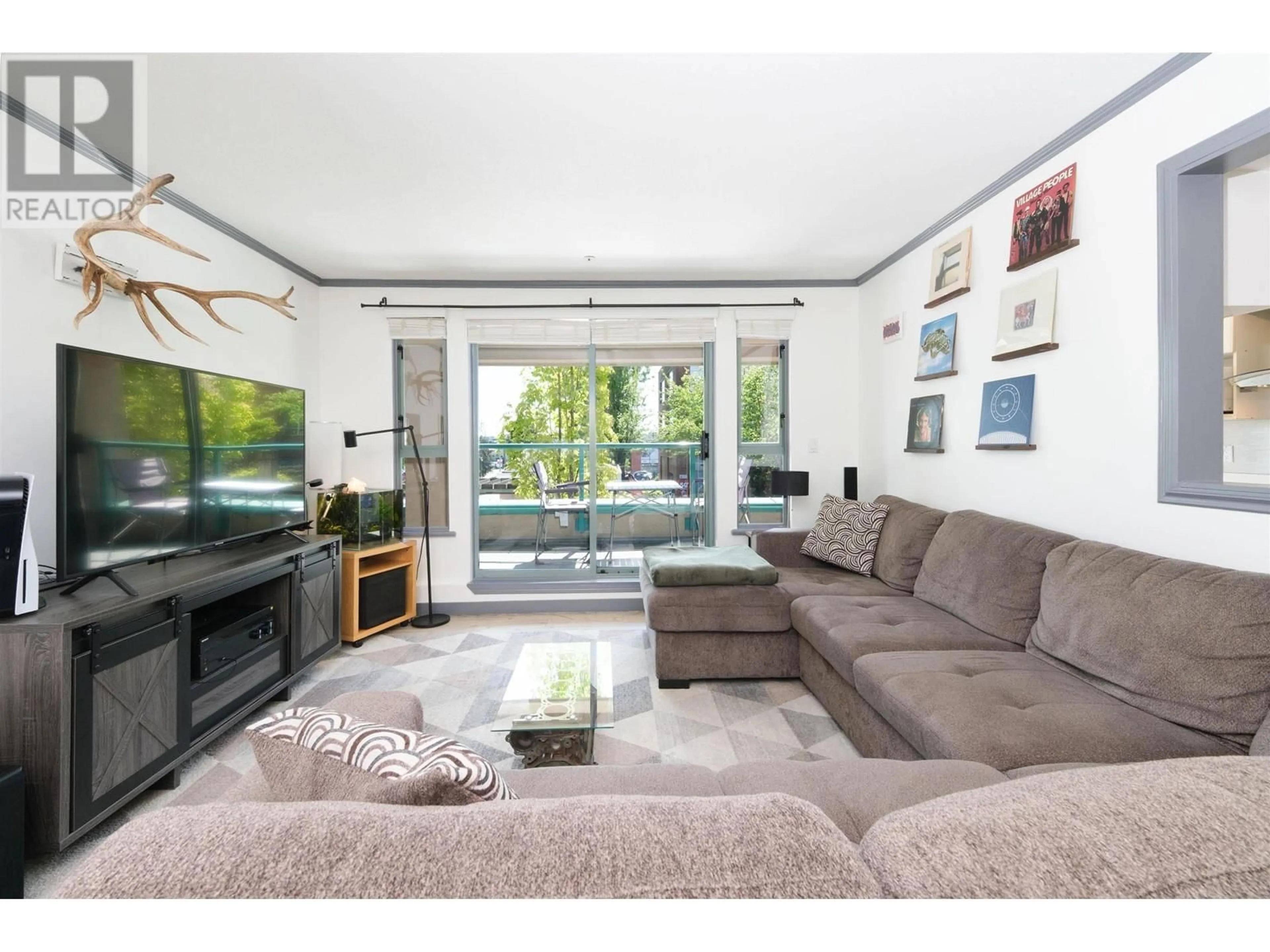 Living room with furniture, unknown for 209 - 223 MOUNTAIN HIGHWAY, North Vancouver British Columbia V7J3V3