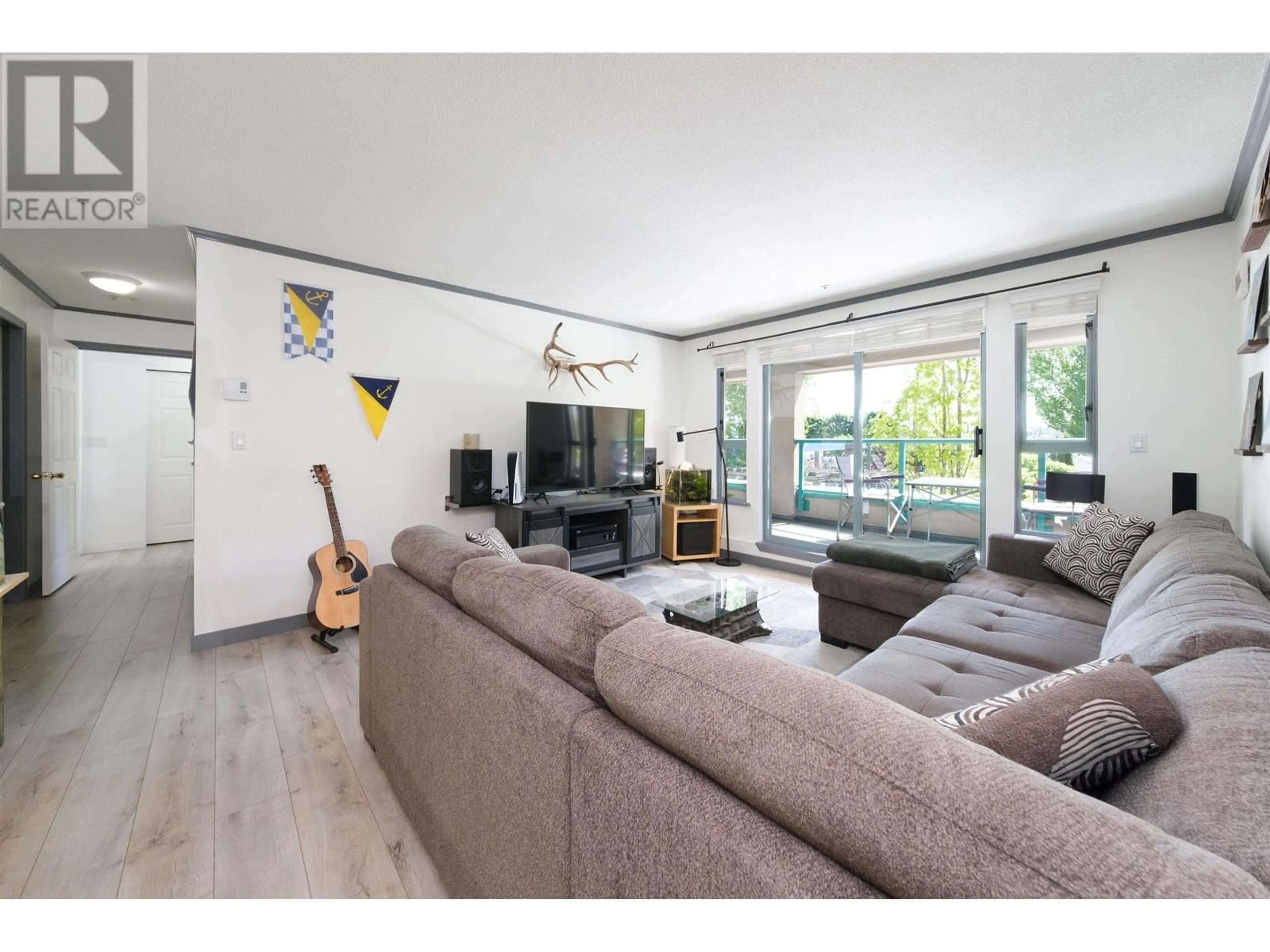 Living room with furniture, unknown for 209 - 223 MOUNTAIN HIGHWAY, North Vancouver British Columbia V7J3V3