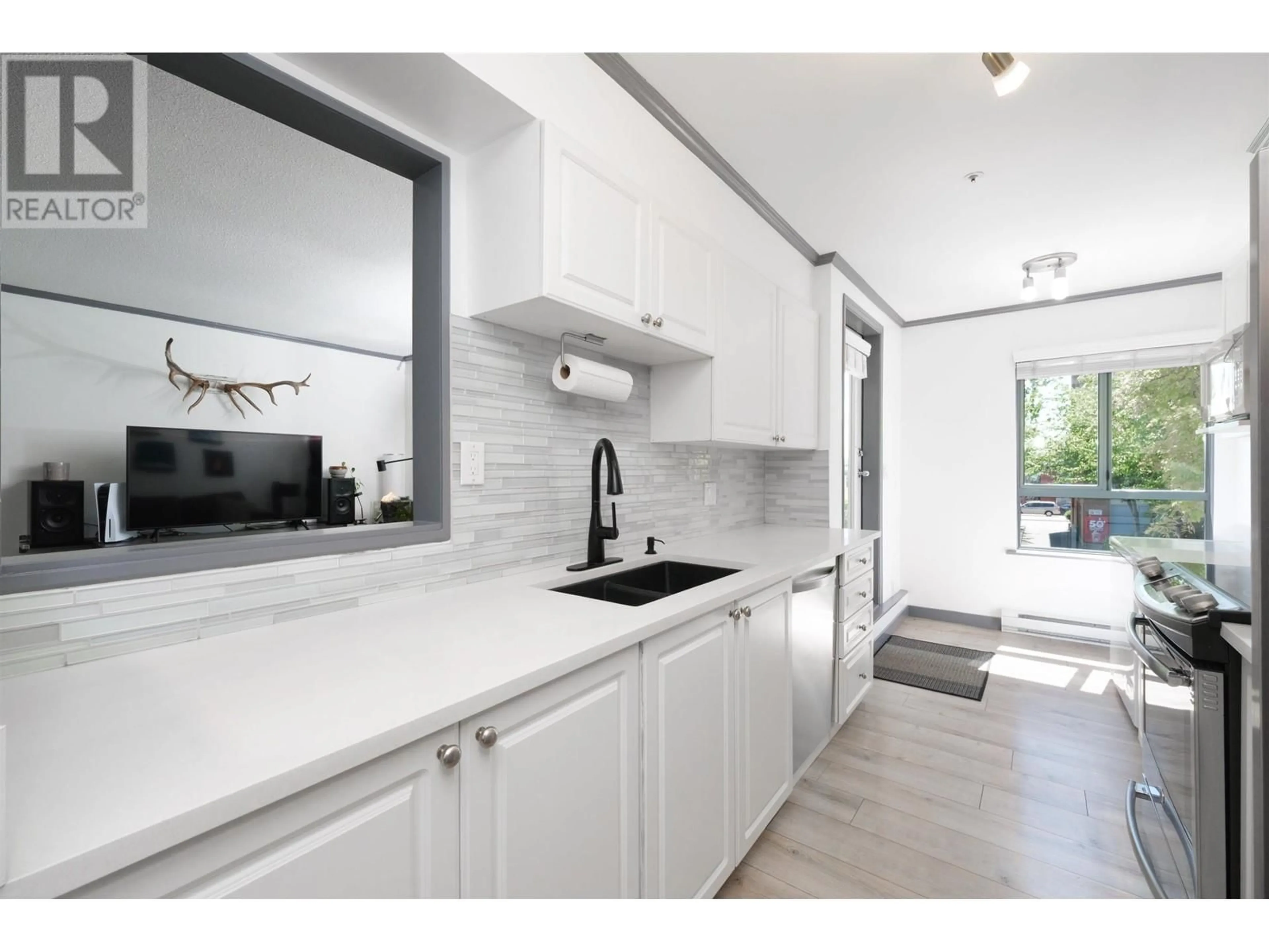 Open concept kitchen, ceramic/tile floor for 209 - 223 MOUNTAIN HIGHWAY, North Vancouver British Columbia V7J3V3