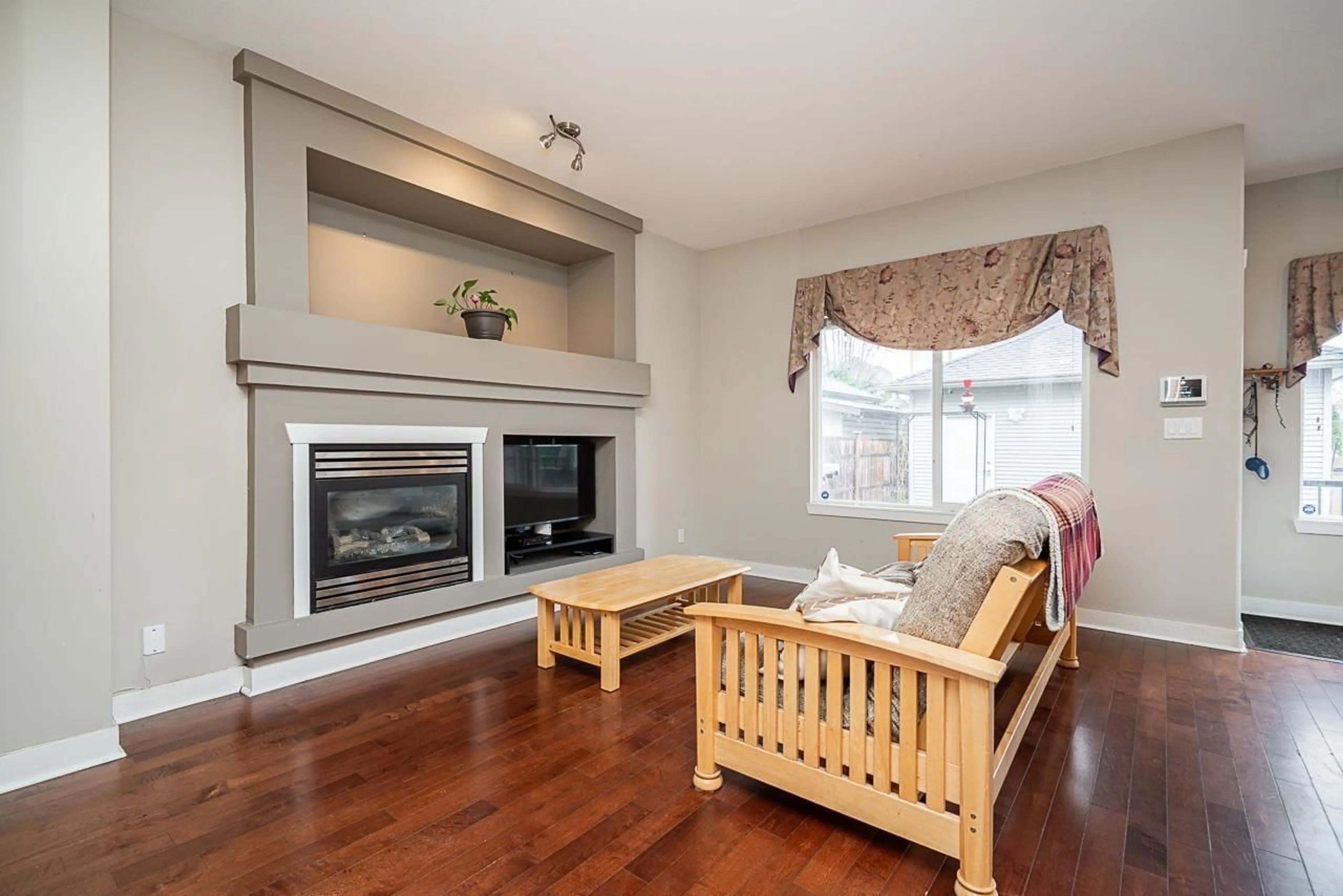 Living room with furniture, wood/laminate floor for 16770 63, Surrey British Columbia V3S0Z2