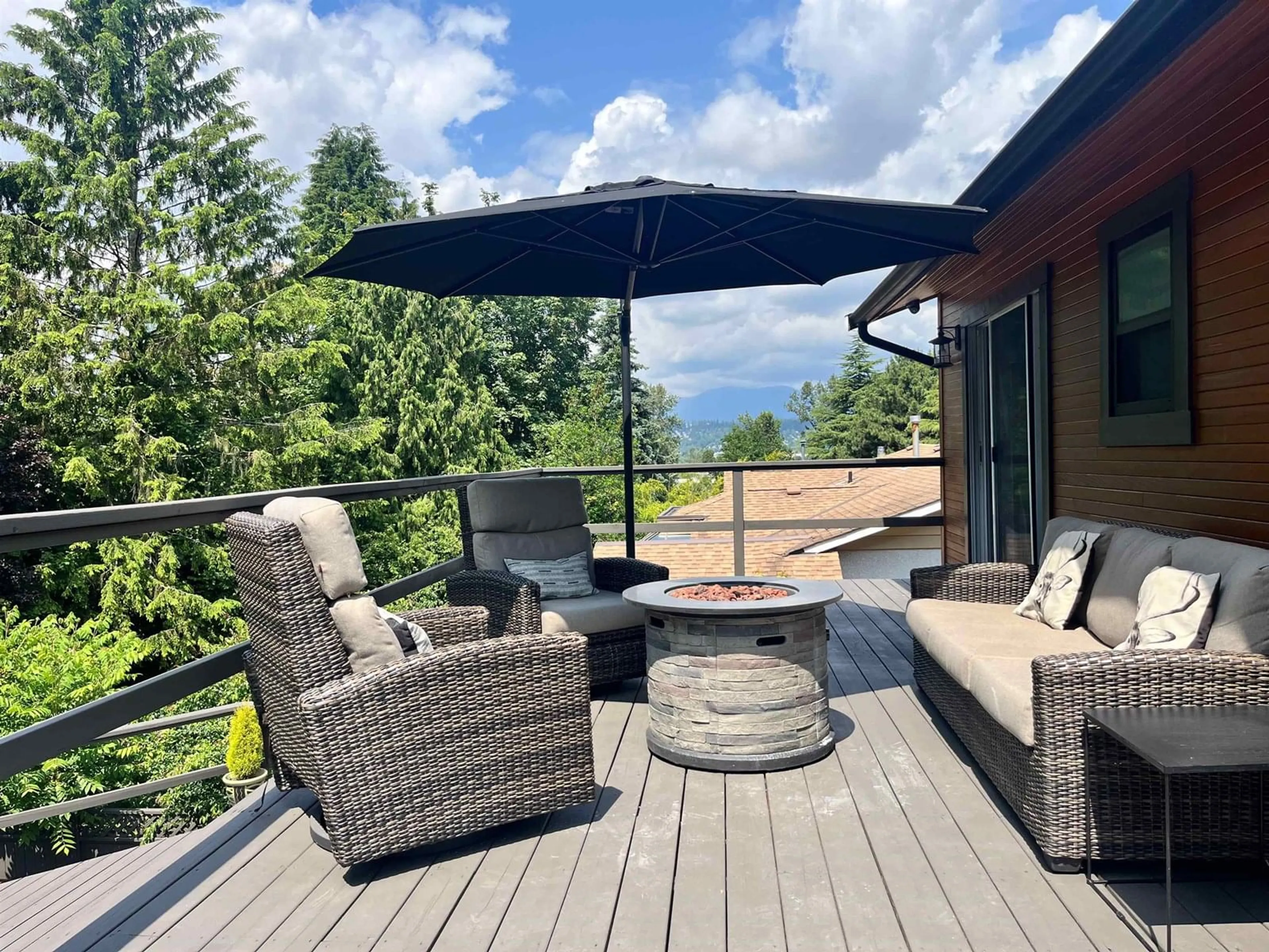 Patio, mountain view for 11285 133A, Surrey British Columbia V3R2Y8