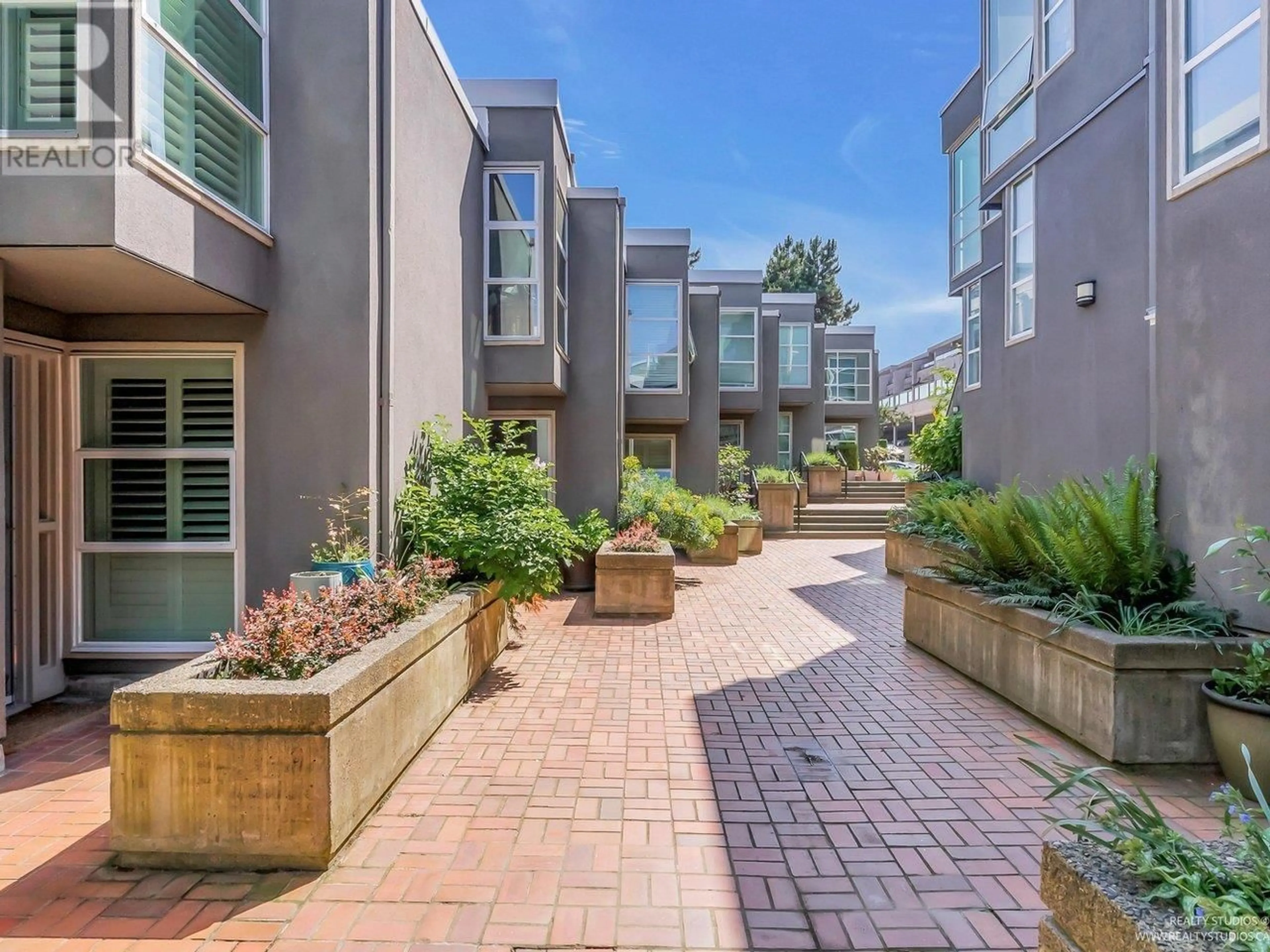Patio, street for 2217 OAK STREET, Vancouver British Columbia V6H3W6