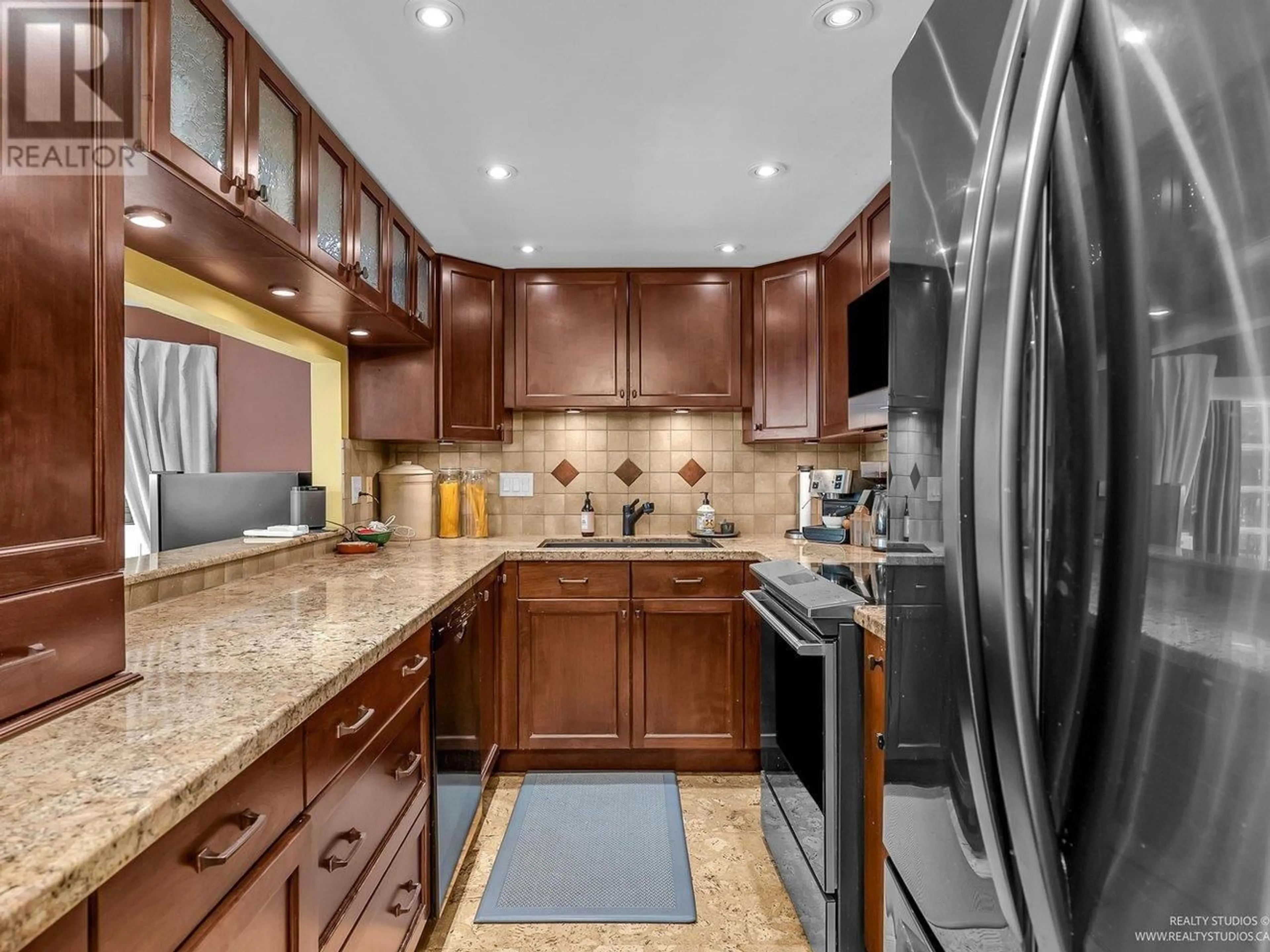Unknown for 2217 OAK STREET, Vancouver British Columbia V6H3W6