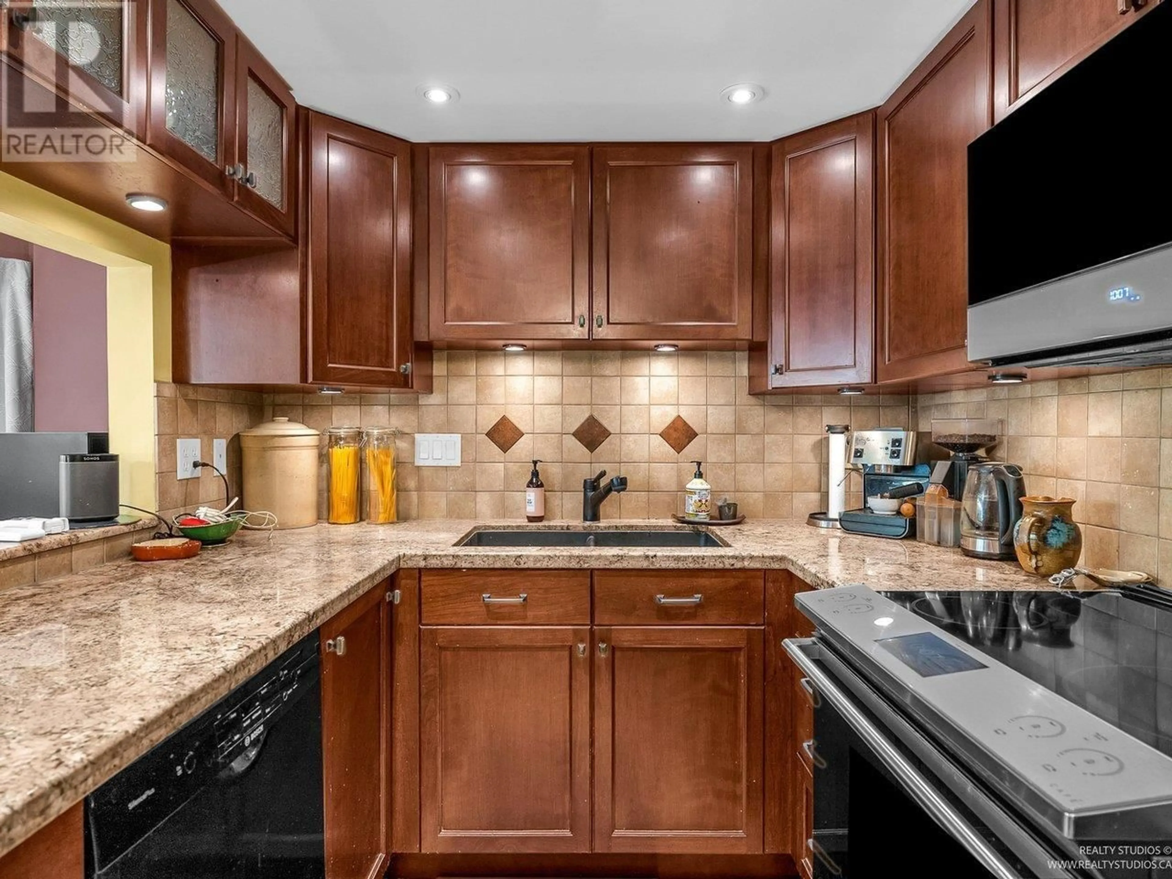 Open concept kitchen, ceramic/tile floor for 2217 OAK STREET, Vancouver British Columbia V6H3W6