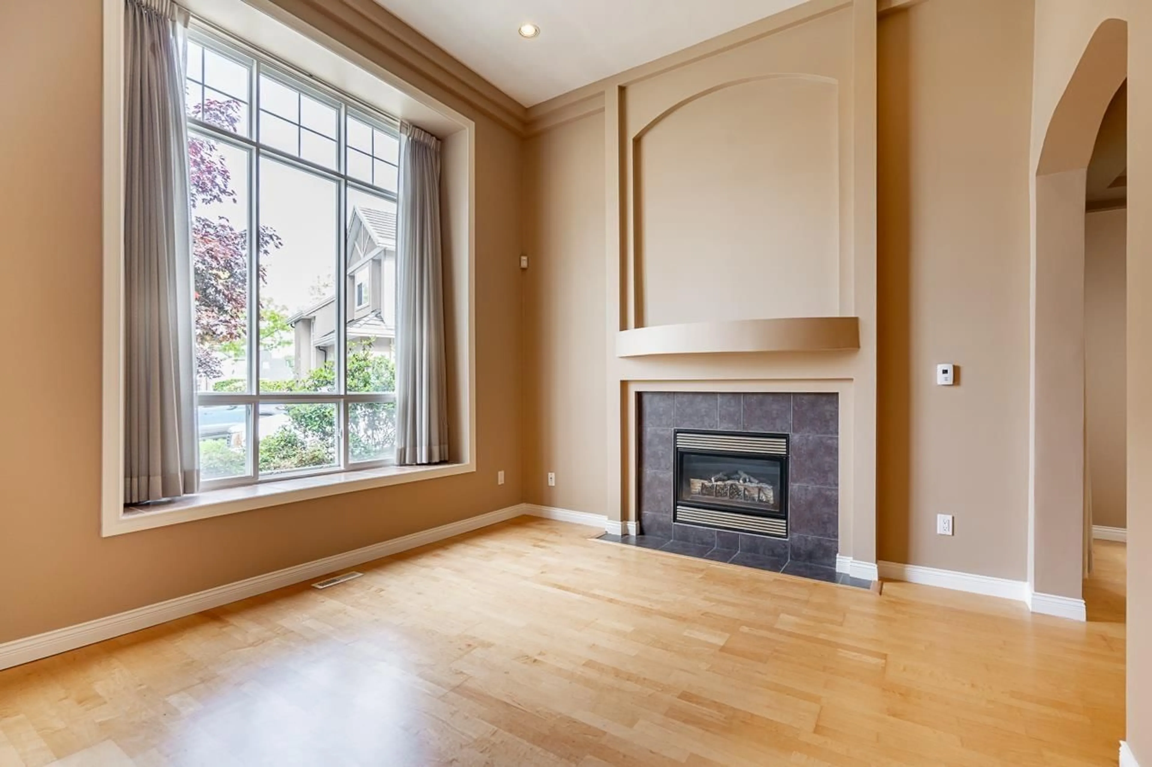 Living room with furniture, wood/laminate floor for 14374 76A, Surrey British Columbia V3W1N8