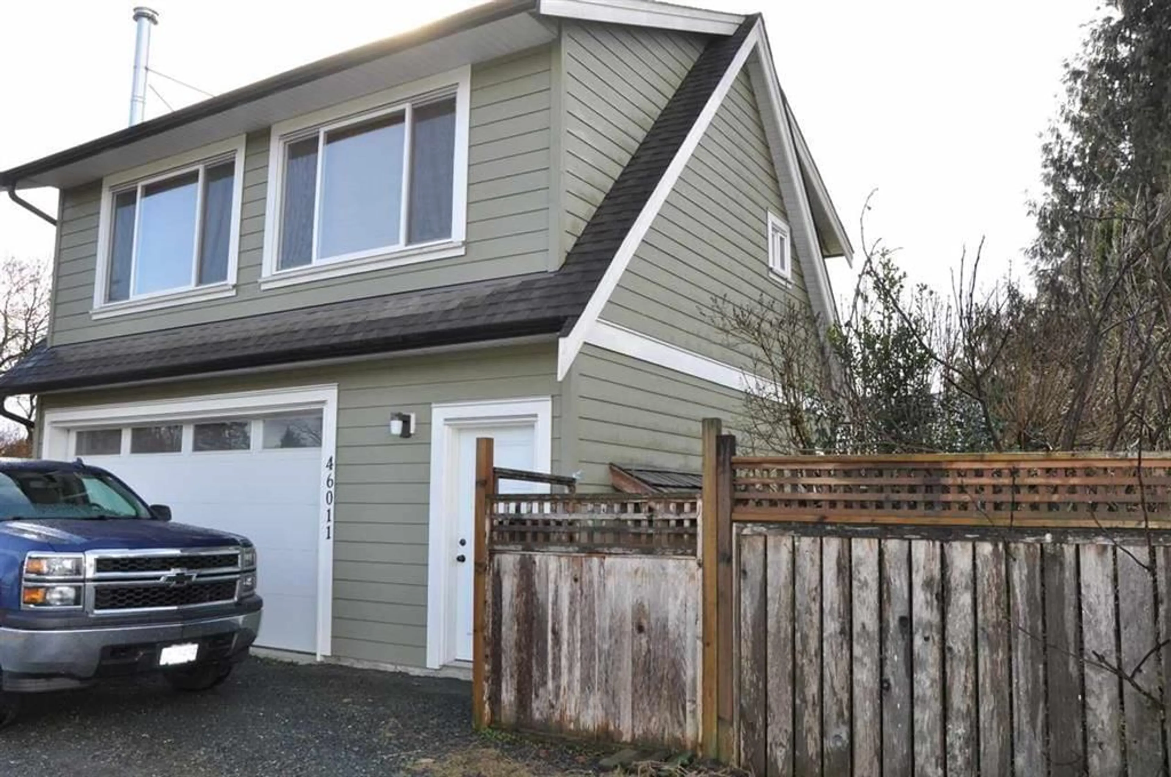 Home with vinyl exterior material, street for 46011 RIVERSIDE DRIVE, Chilliwack British Columbia V2P3K7