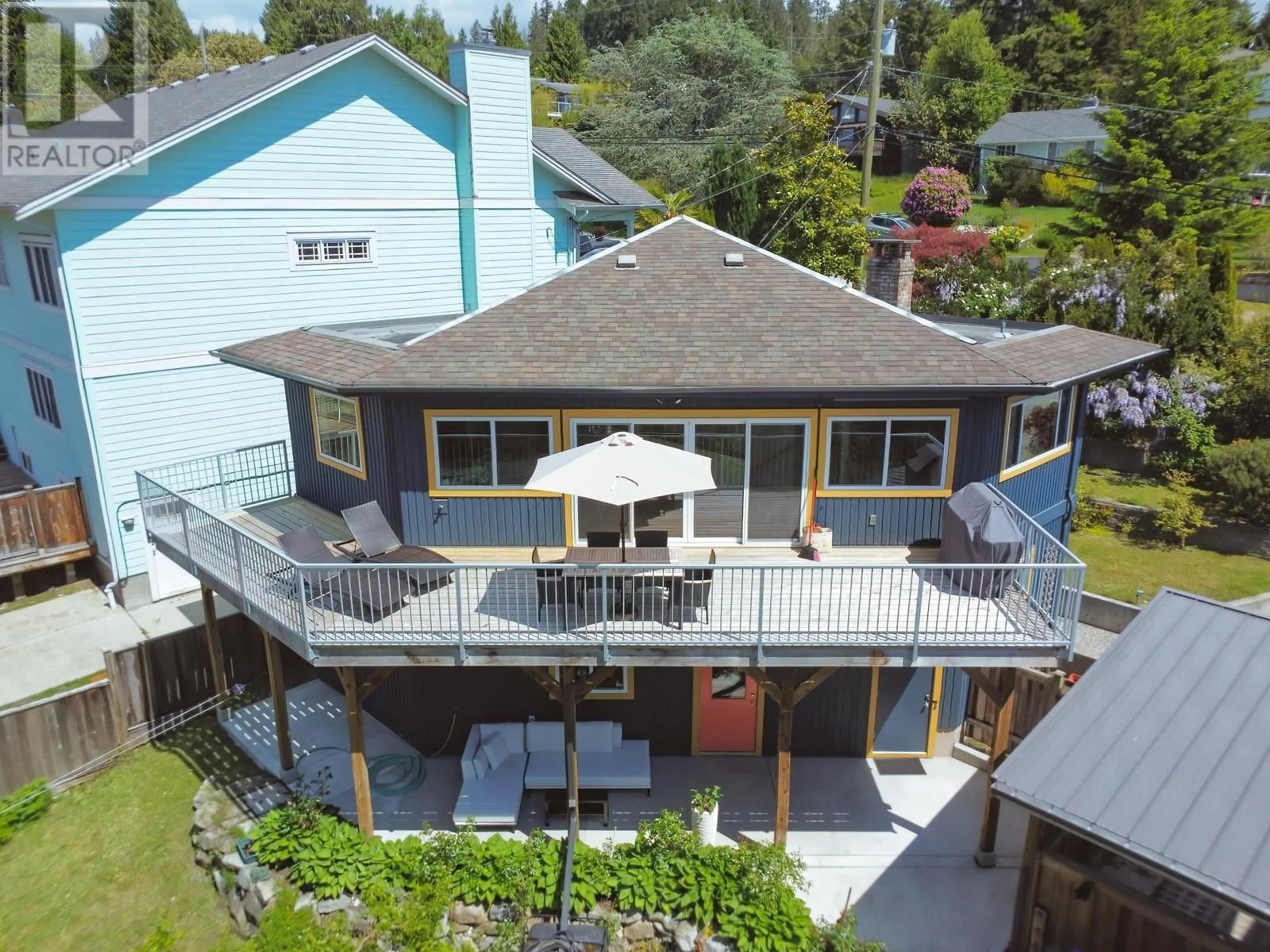 A pic from outside/outdoor area/front of a property/back of a property/a pic from drone, unknown for 4873 LAUREL AVENUE, Sechelt British Columbia V7Z0B5
