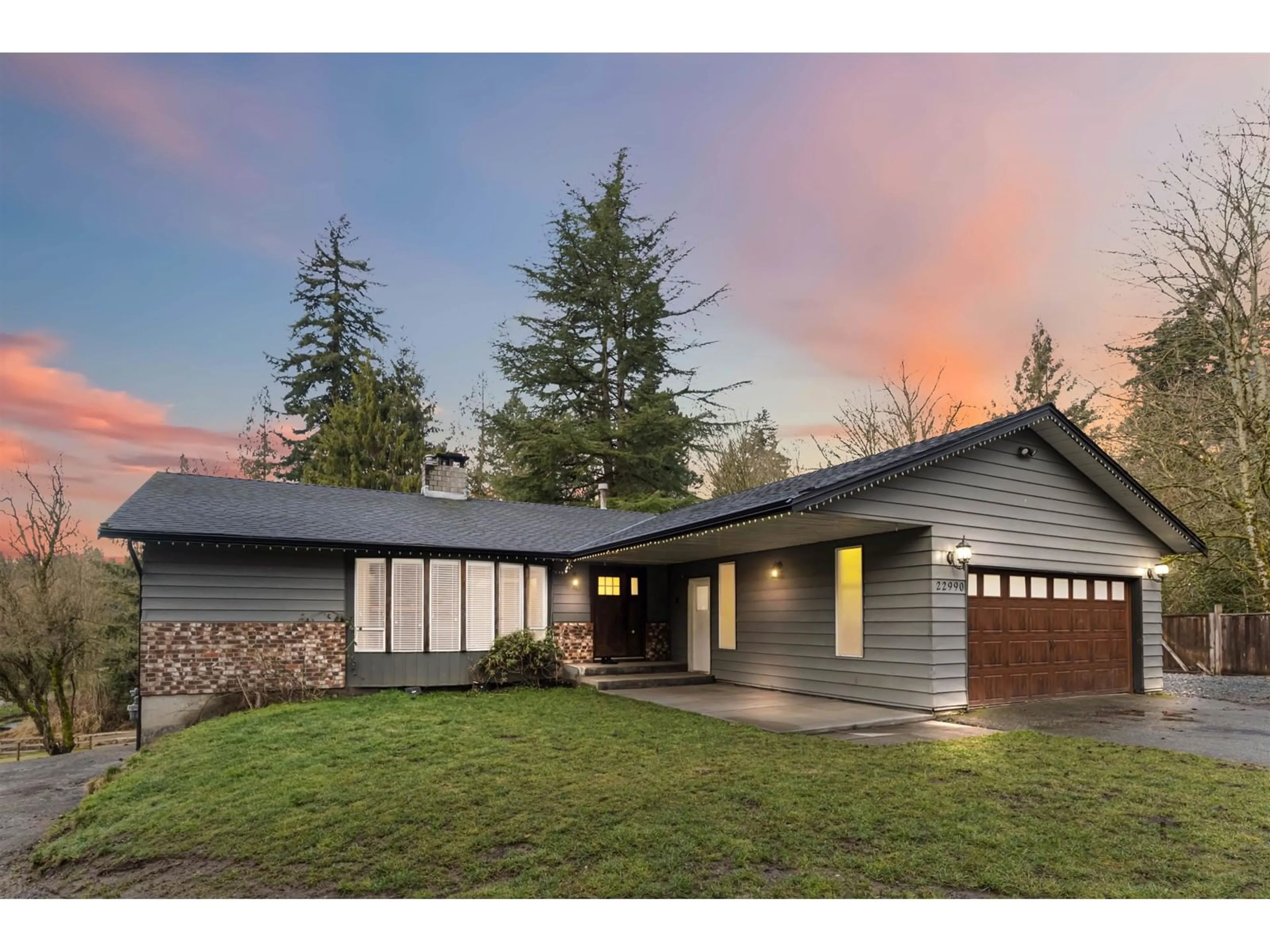 Home with vinyl exterior material, unknown for 22990 70A, Langley British Columbia V2Y2J9