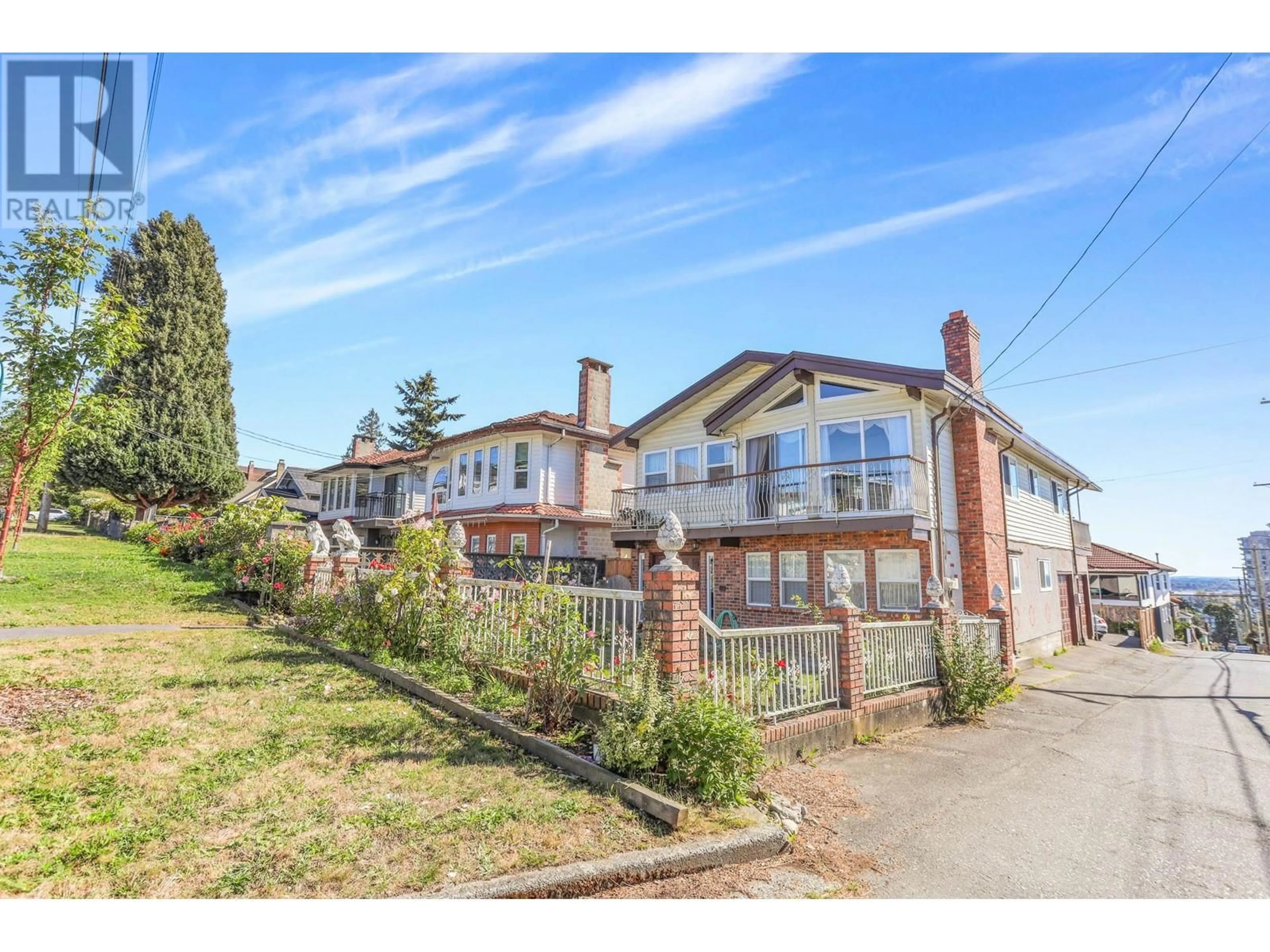 A pic from outside/outdoor area/front of a property/back of a property/a pic from drone, street for 706 60TH AVENUE, Vancouver British Columbia V5X2A4