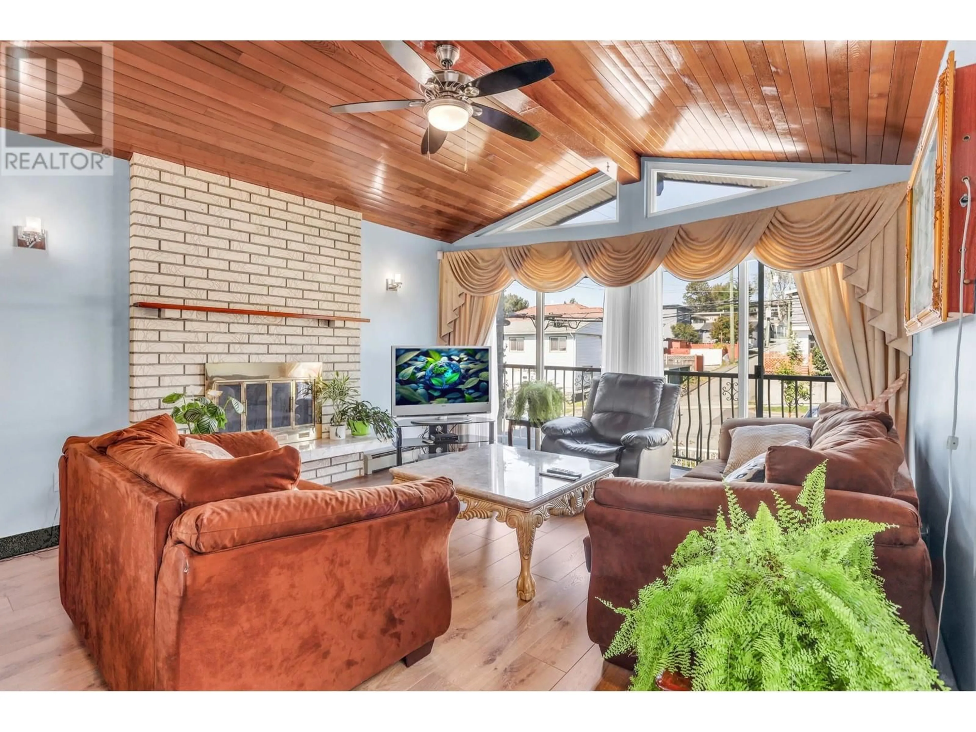 Living room with furniture, wood/laminate floor for 706 60TH AVENUE, Vancouver British Columbia V5X2A4