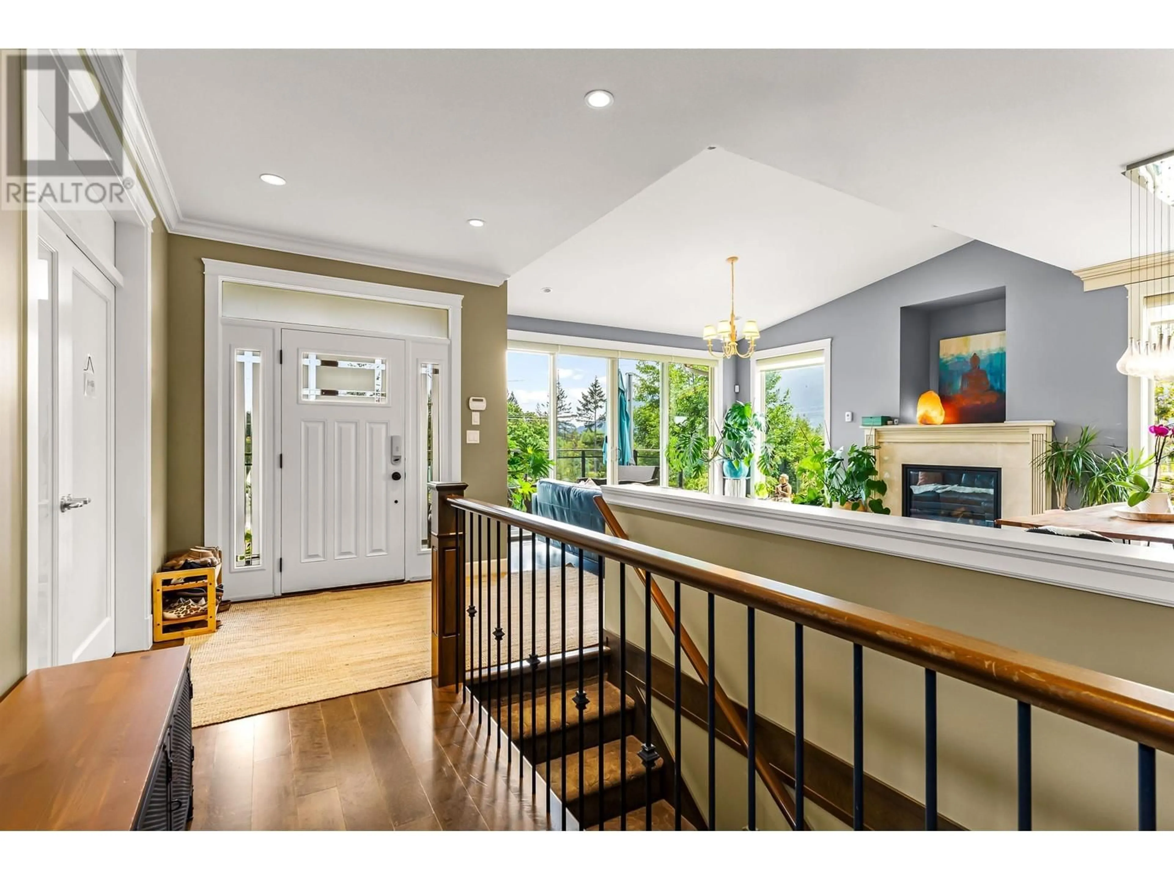 Indoor entryway for 915 THISTLE PLACE, Britannia Beach British Columbia V0N1J0