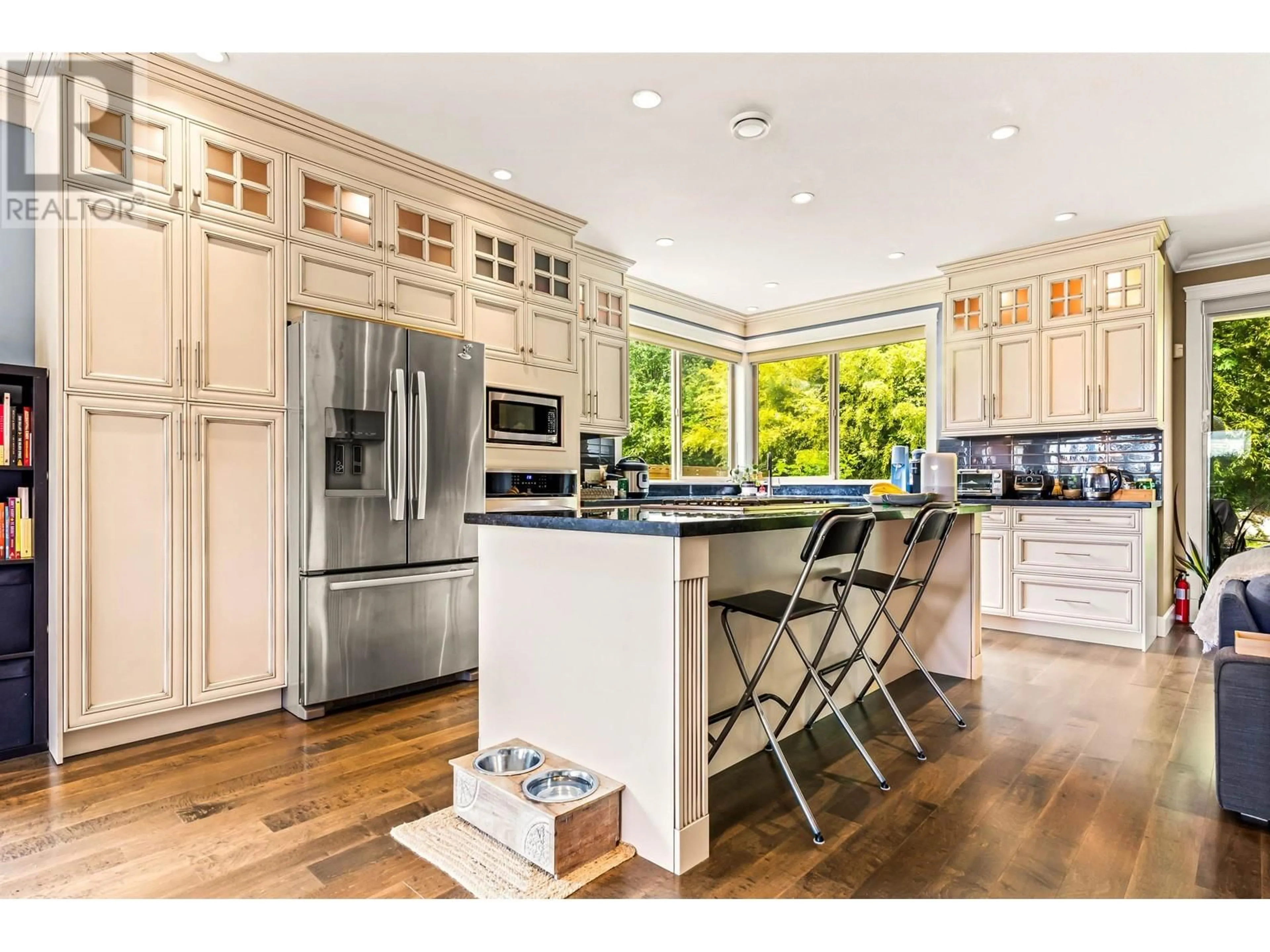 Open concept kitchen, unknown for 915 THISTLE PLACE, Britannia Beach British Columbia V0N1J0