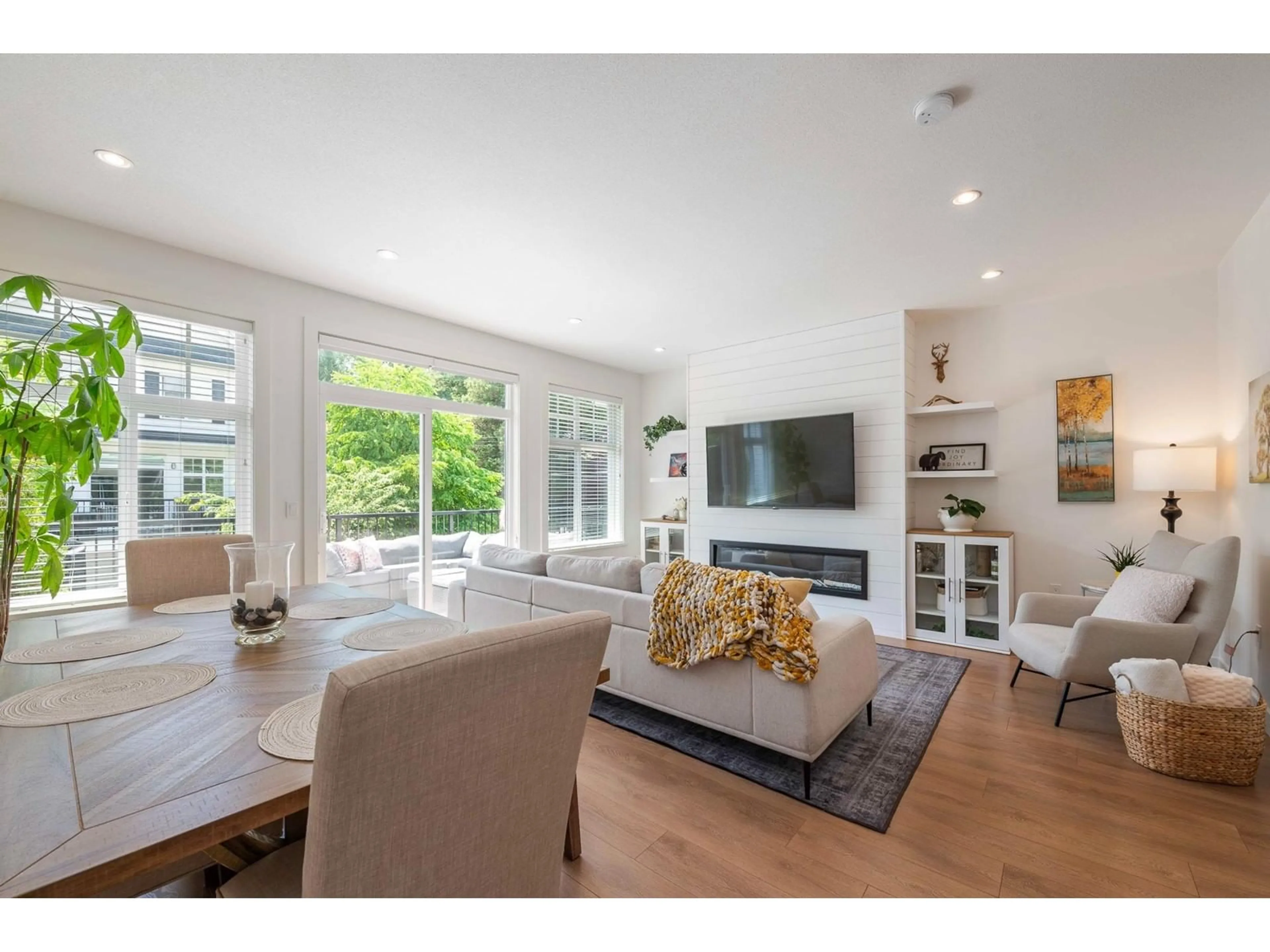 Living room with furniture, unknown for 1 - 288 171, Surrey British Columbia V3Z9P5