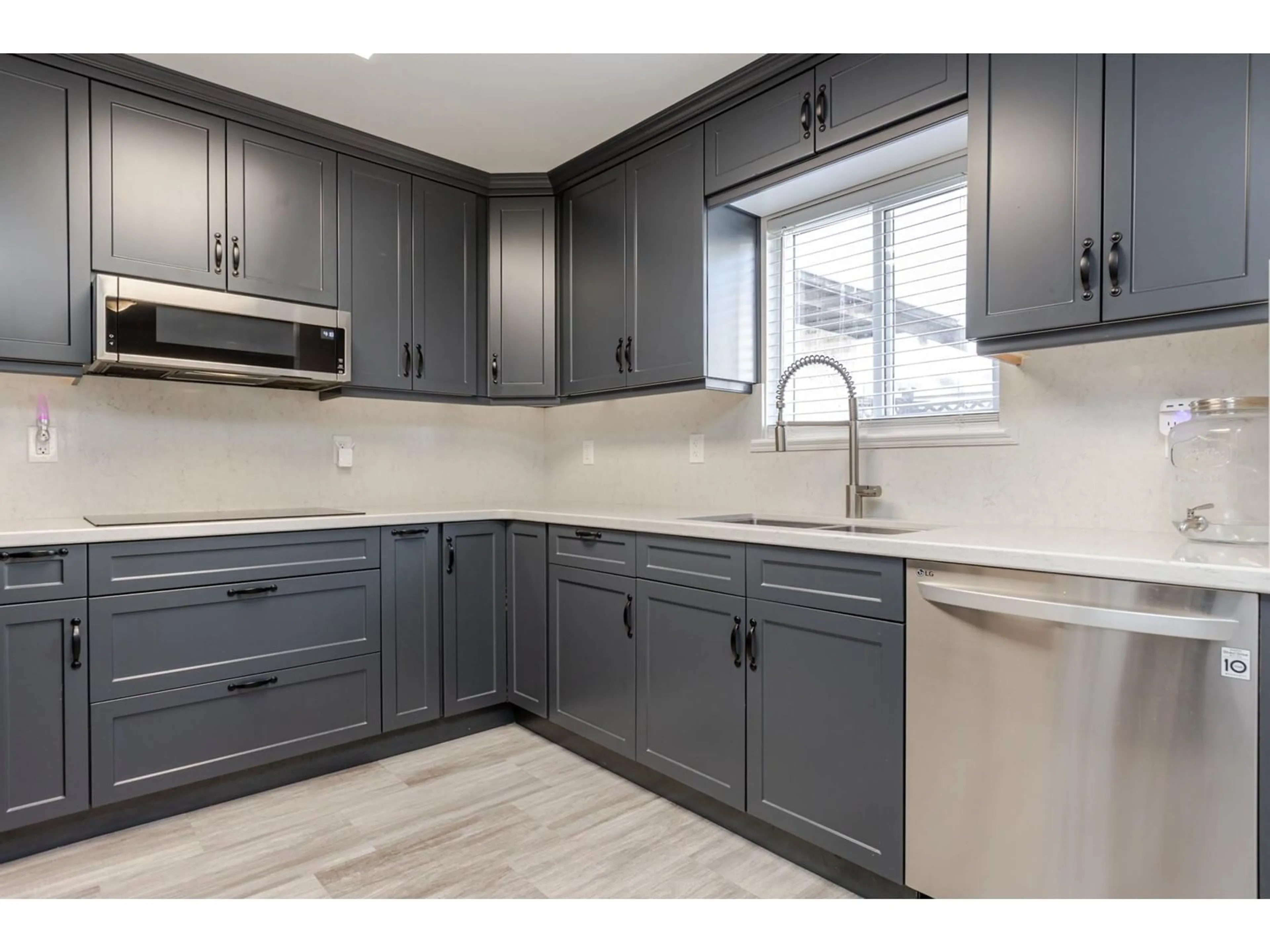 Open concept kitchen, unknown for 6640 133, Surrey British Columbia V3W8C3