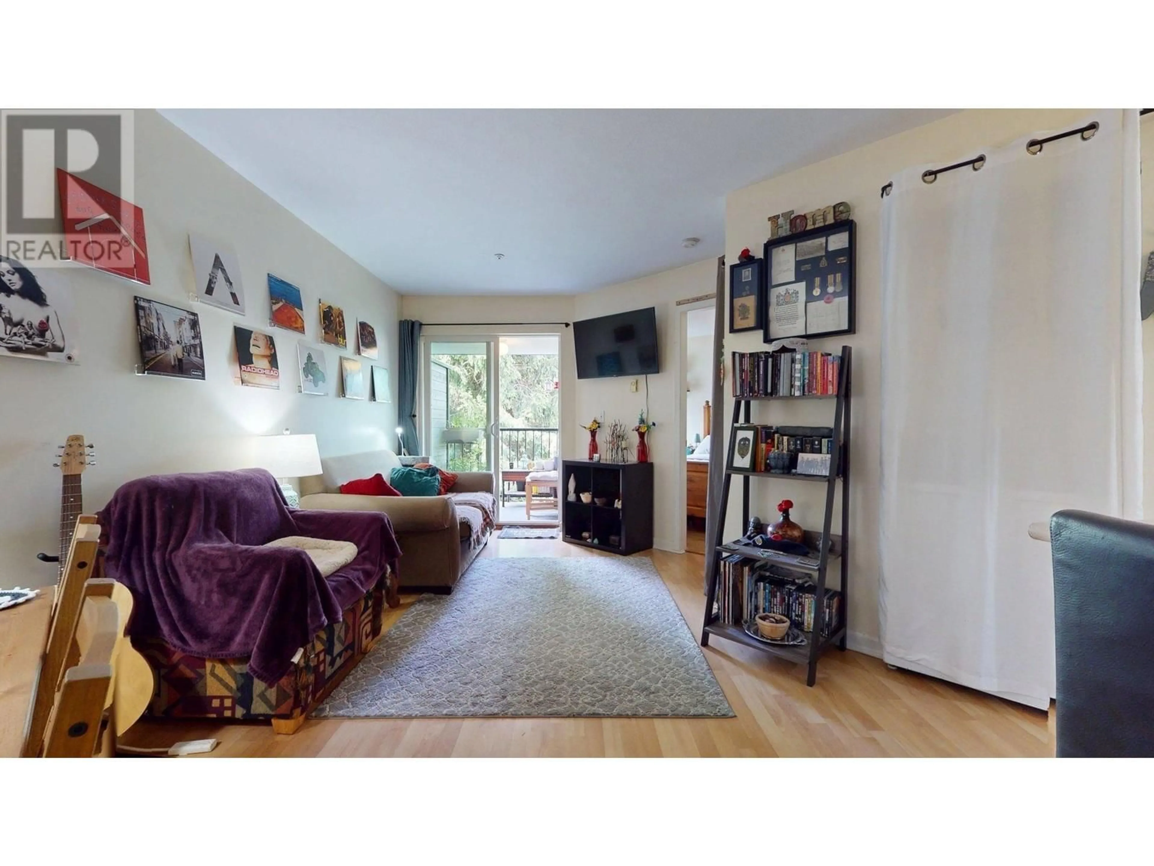 Living room with furniture, unknown for 210 - 40180 WILLOW CRESCENT, Squamish British Columbia V8B0M3