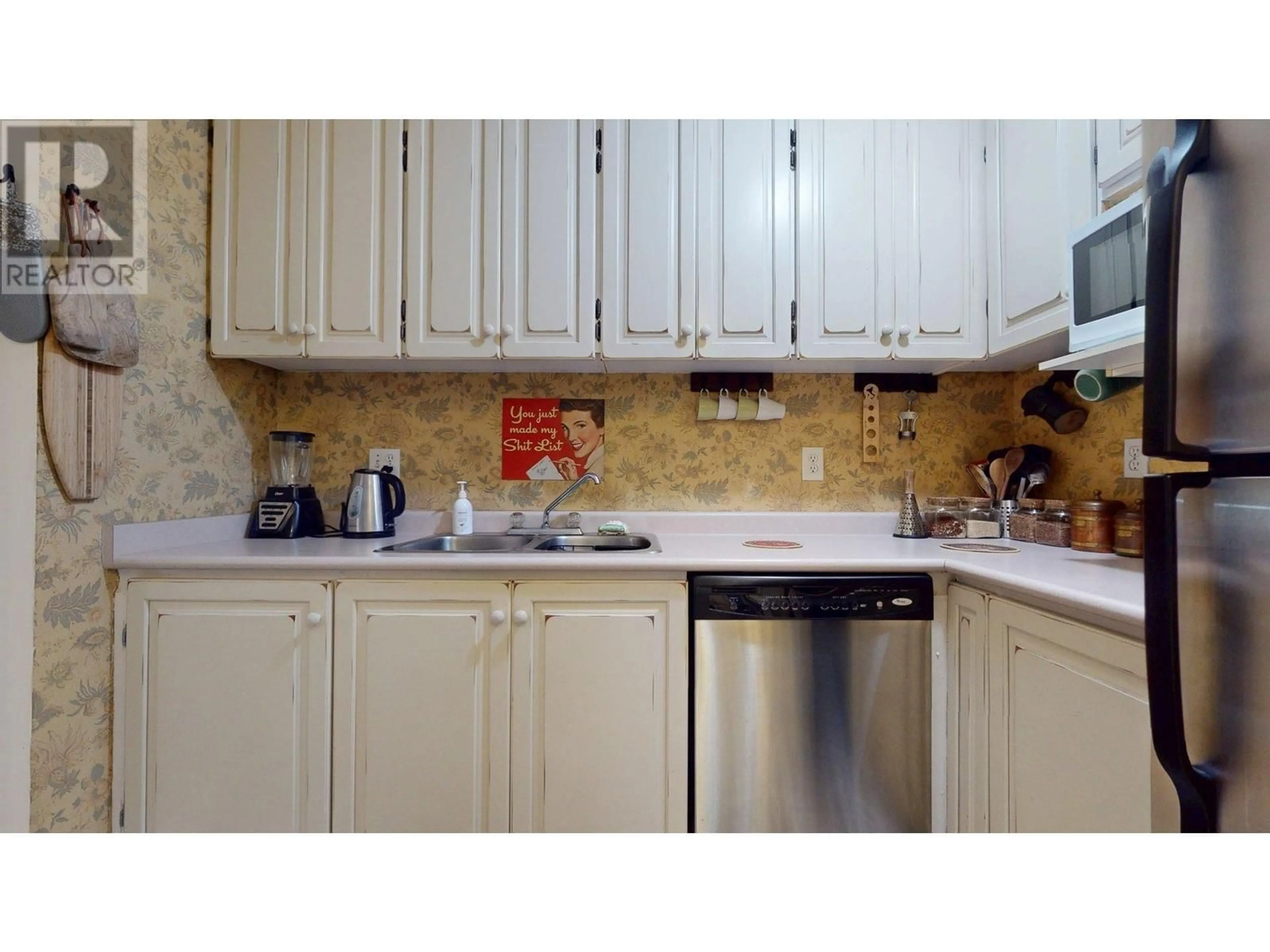 Standard kitchen, ceramic/tile floor for 210 - 40180 WILLOW CRESCENT, Squamish British Columbia V8B0M3