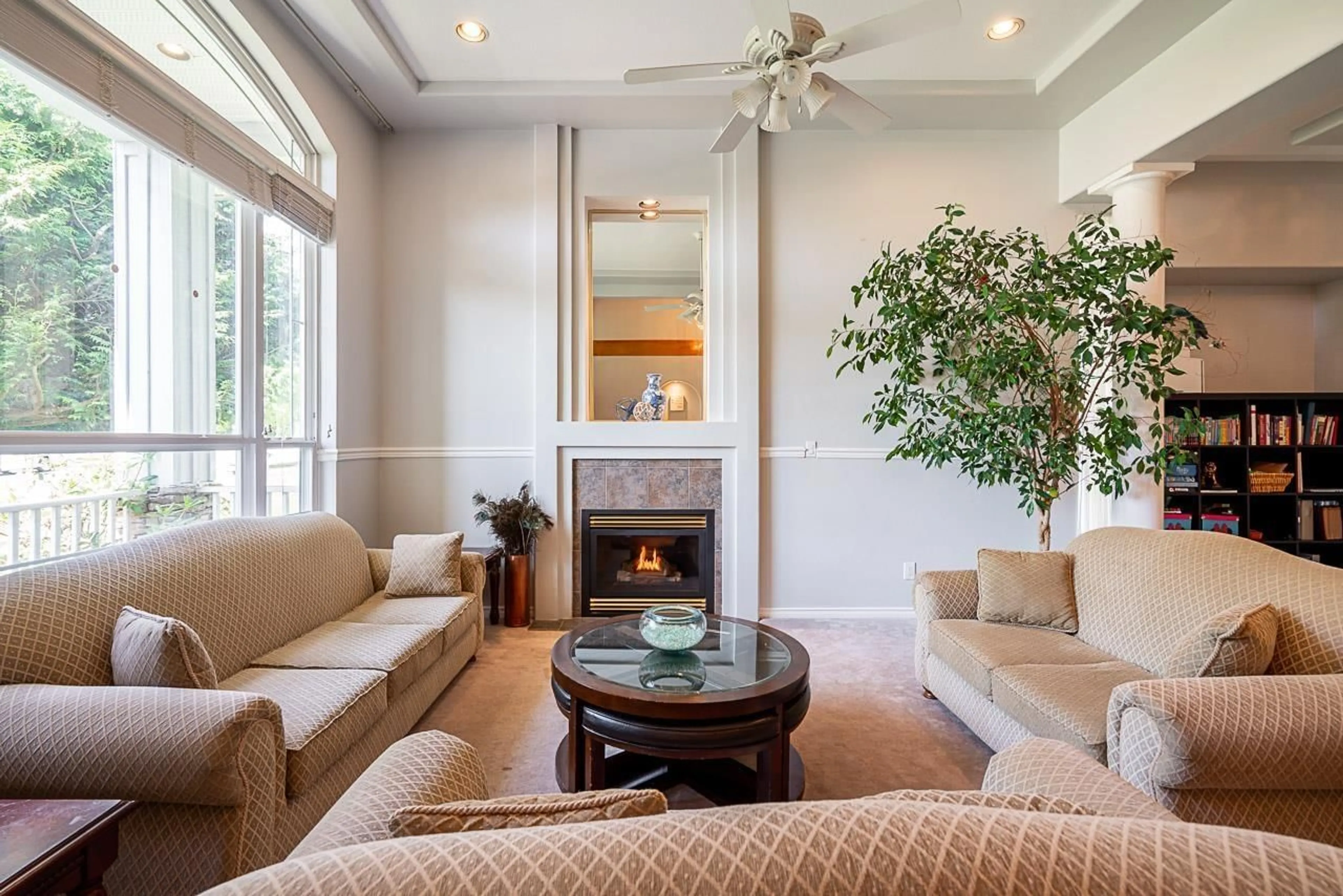 Living room with furniture, ceramic/tile floor for 6722 150A, Surrey British Columbia V3S9G6
