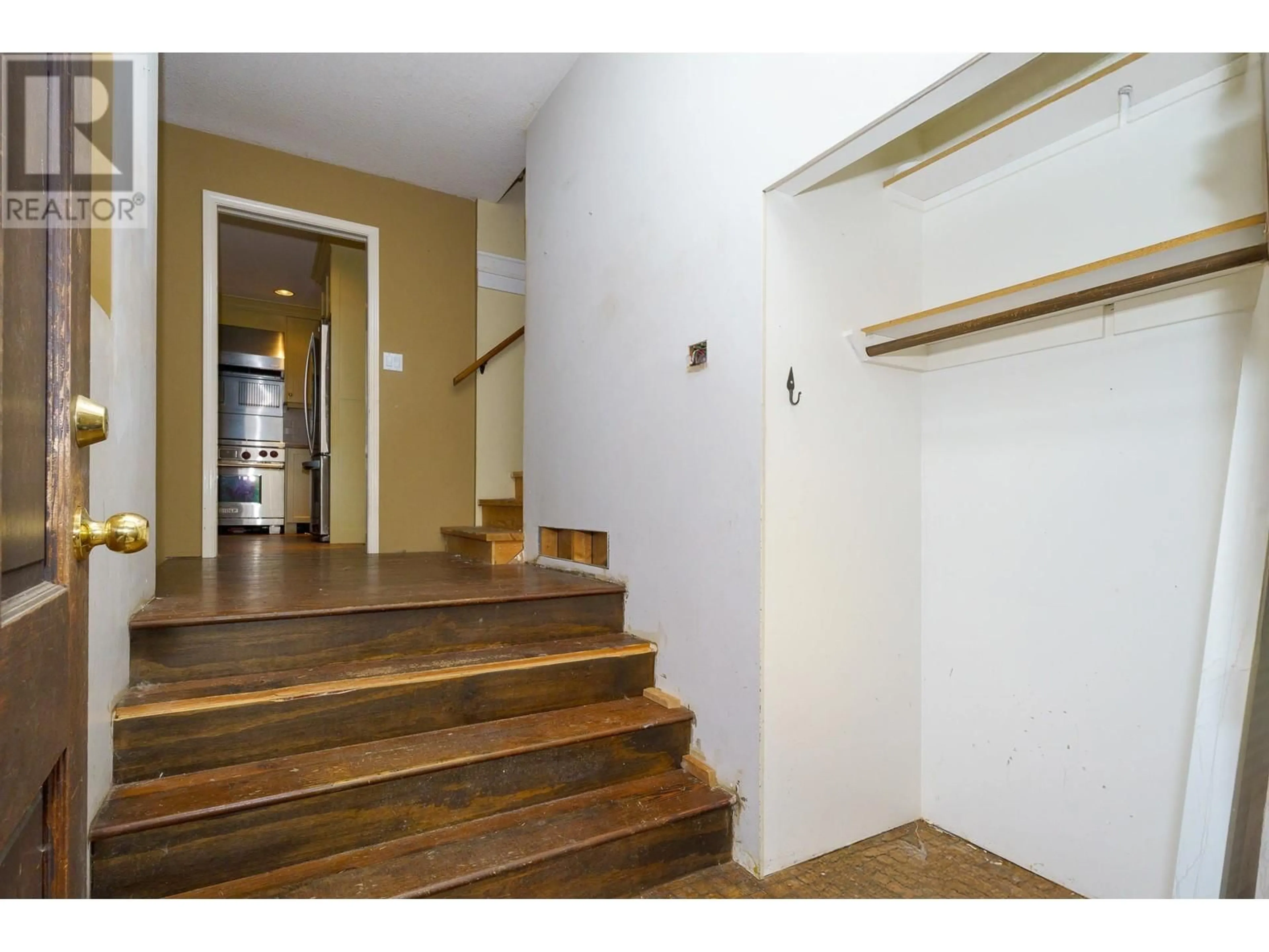 Indoor foyer for 22984 CLIFF AVENUE, Maple Ridge British Columbia V2X7Z9