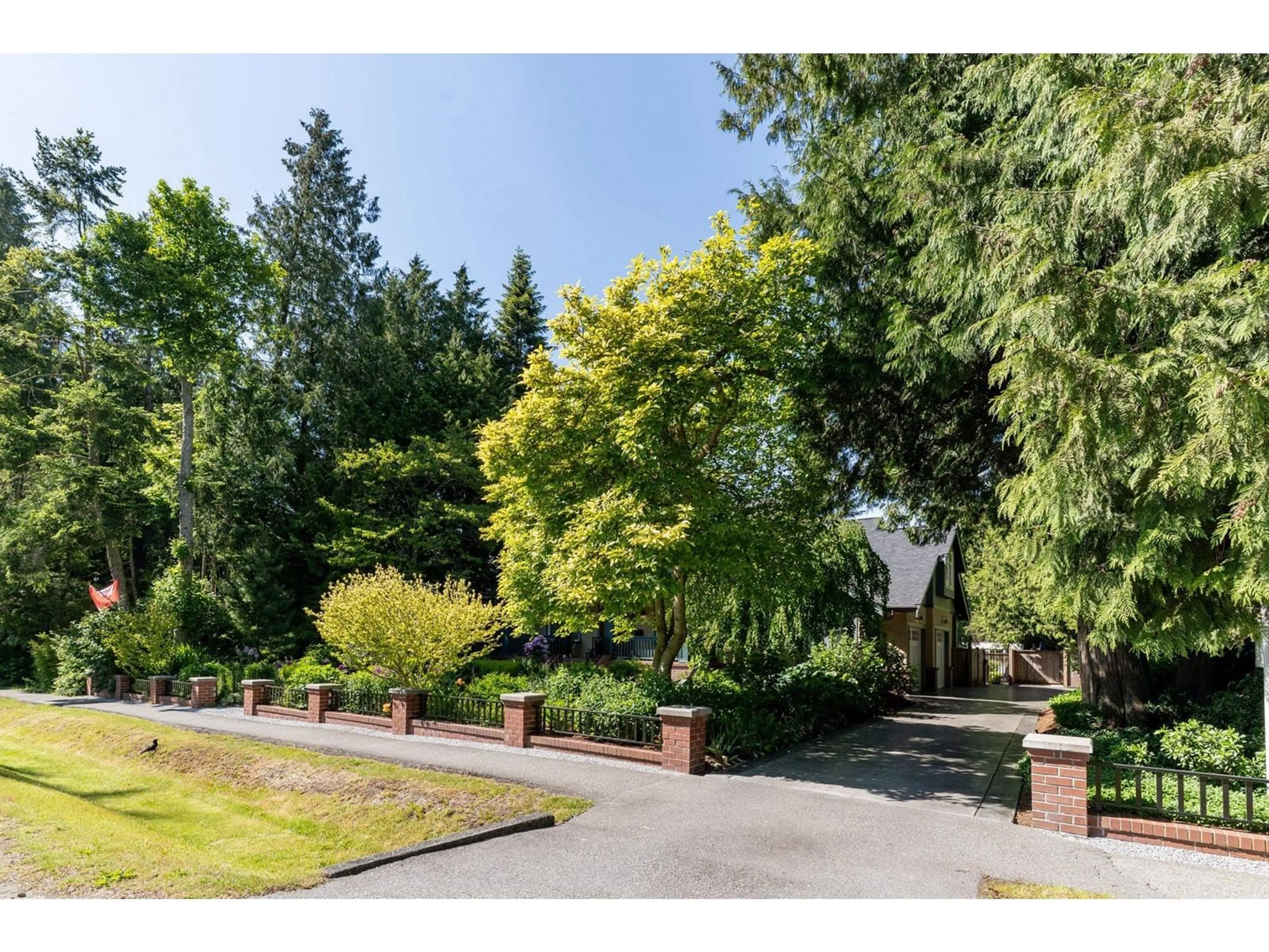 A pic from outside/outdoor area/front of a property/back of a property/a pic from drone, unknown for 12677 24, Surrey British Columbia V4A2E7