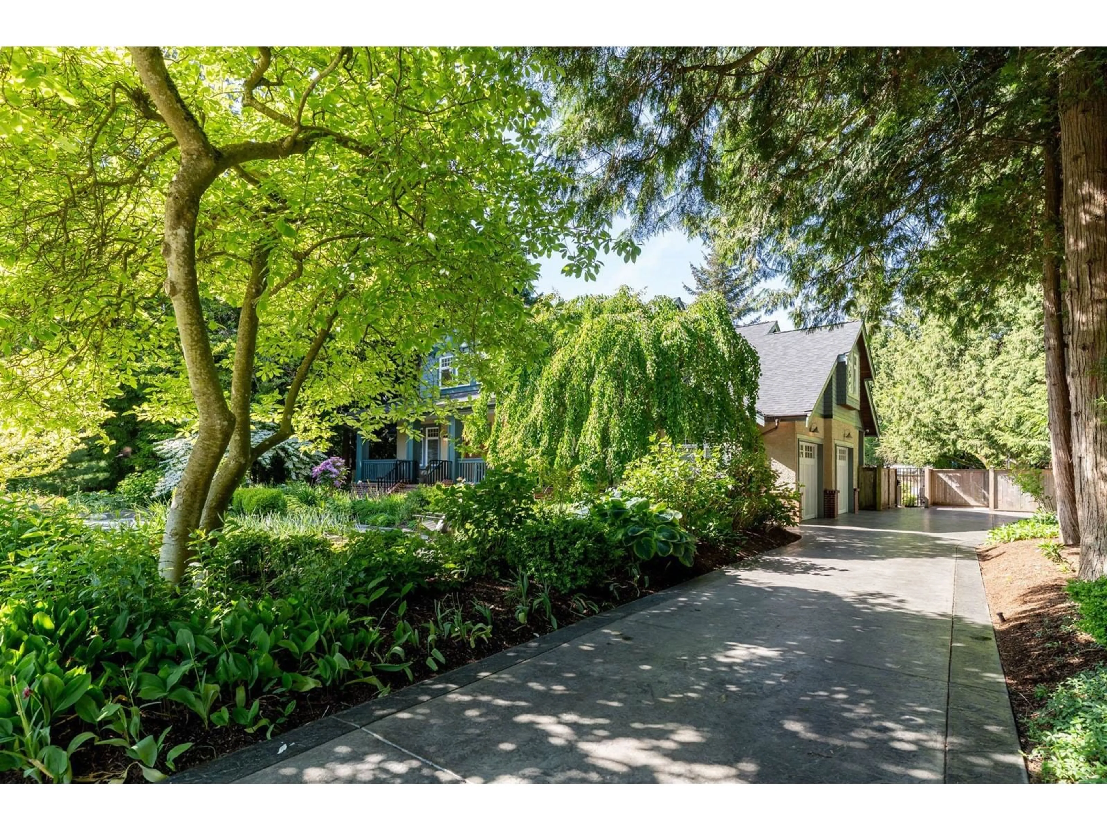A pic from outside/outdoor area/front of a property/back of a property/a pic from drone, street for 12677 24, Surrey British Columbia V4A2E7